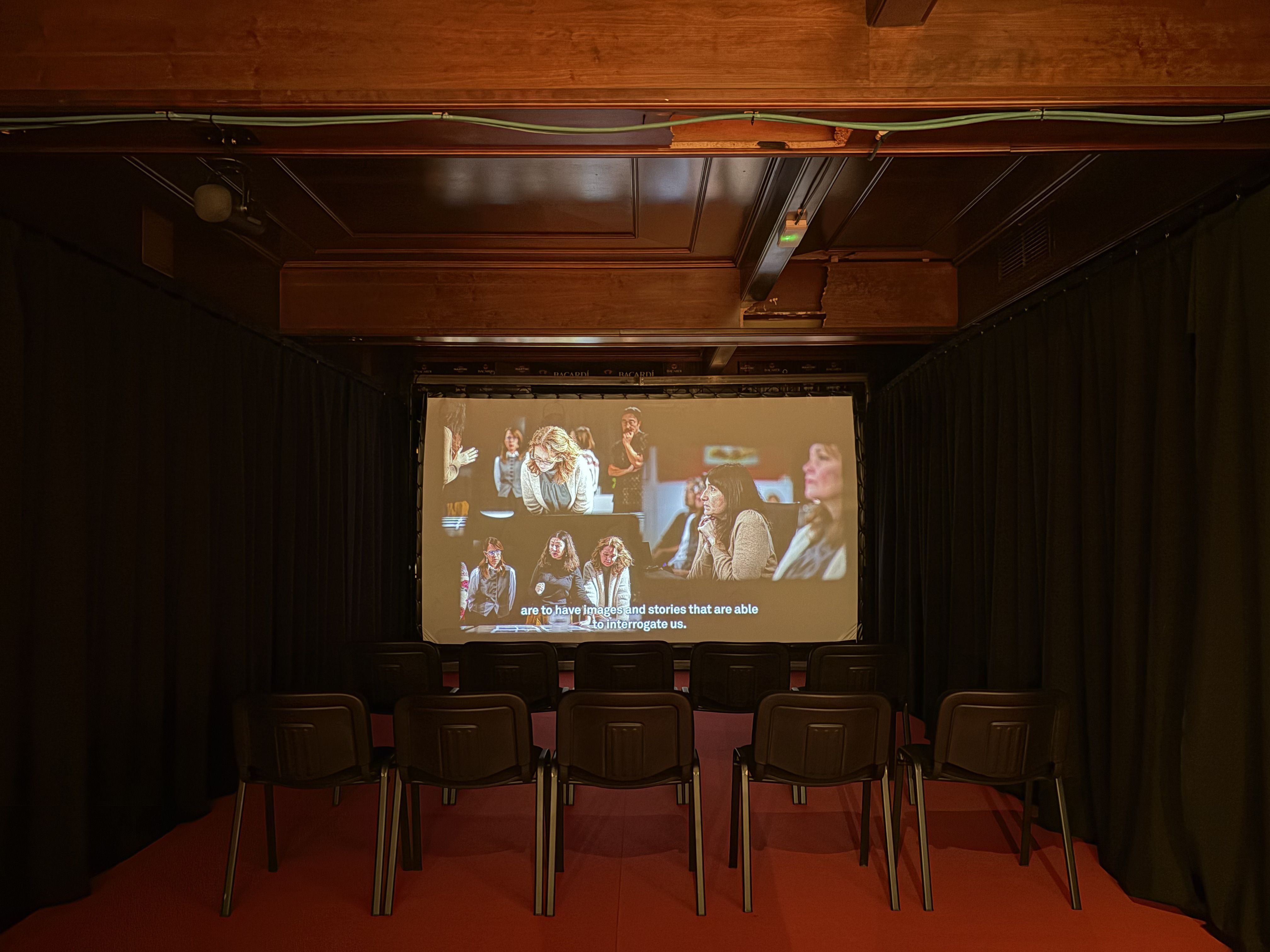 L'exposició també compta amb la reproducció d'una peça audiovisual. L'exposició també compta amb la reproducció d'una peça audiovisual.