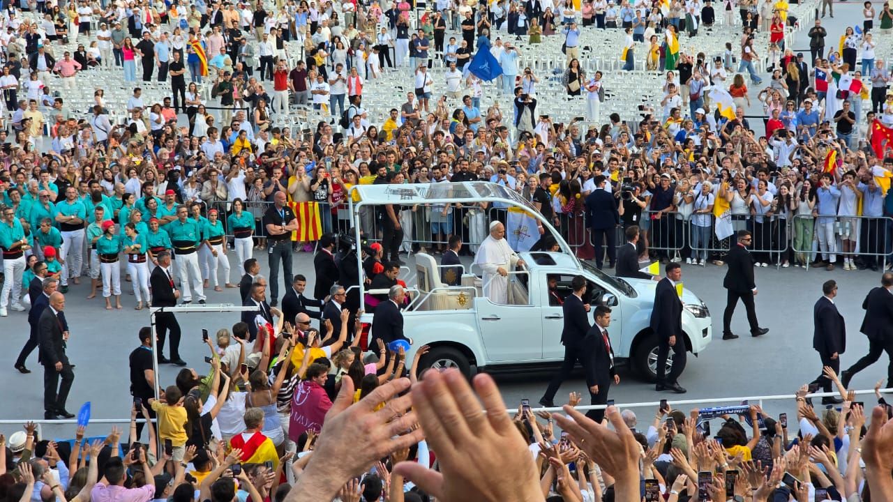 El Papa saluda els fidels.