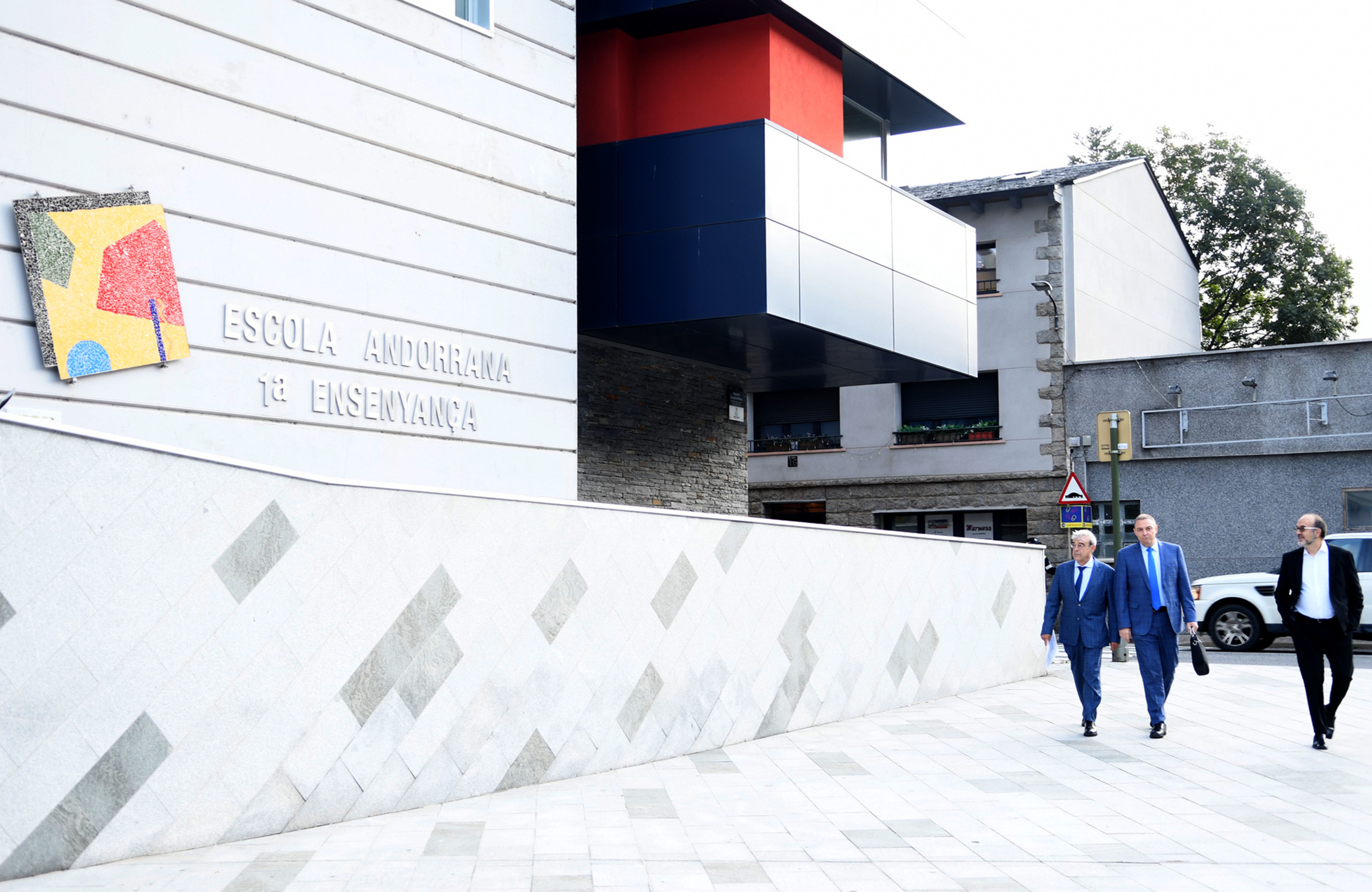 El ministre i el secretari d'Estat d'Educació, Ladislau Baró i Josep Anton Bardina, al tomb d'una escola. El ministre i el secretari d'Estat d'Educació, Ladislau Baró i Josep Anton Bardina, al tomb d'una escola.