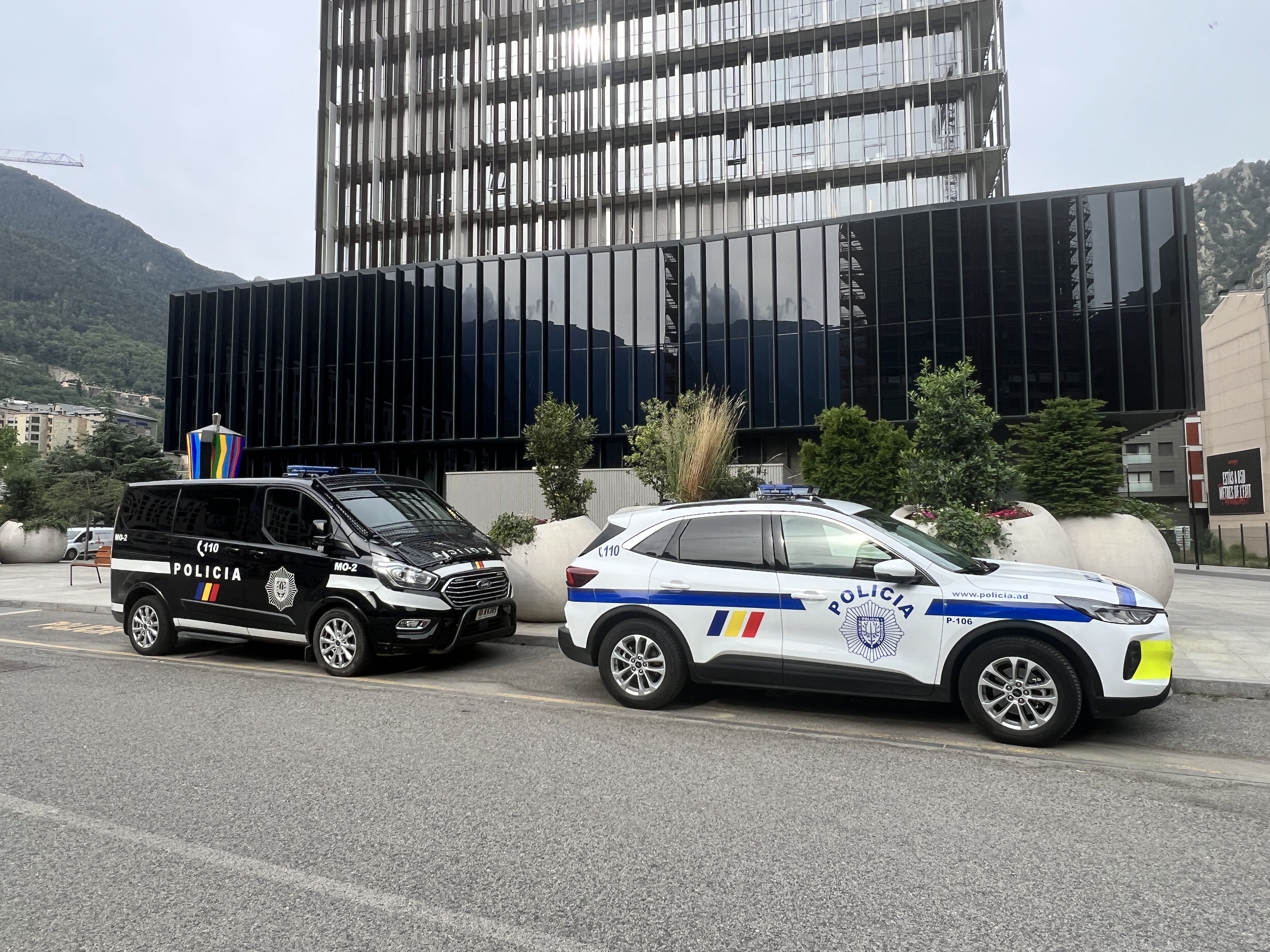Vehicles policials en les immediacions de la Seu de la Justícia. Vehicles policials en les immediacions de la Seu de la Justícia.