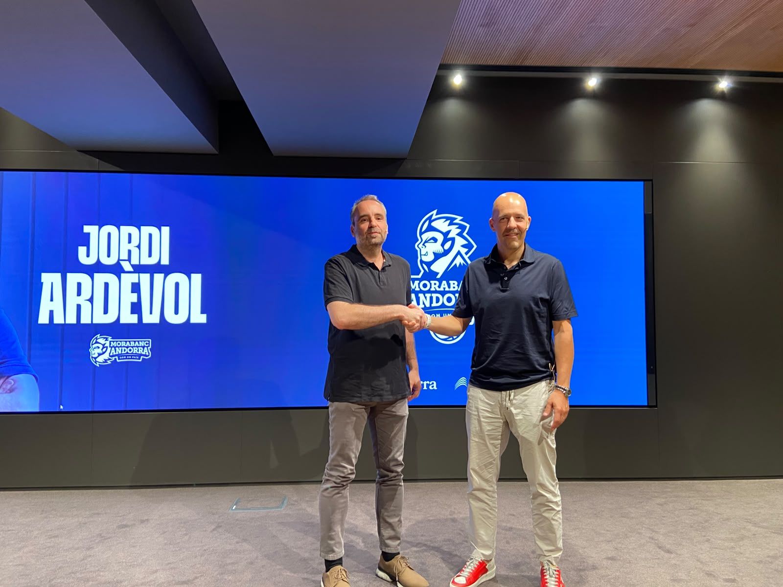 Ardèvol i Gorka Aixàs, durant l'encaixada de mans posterior a la presentació. 