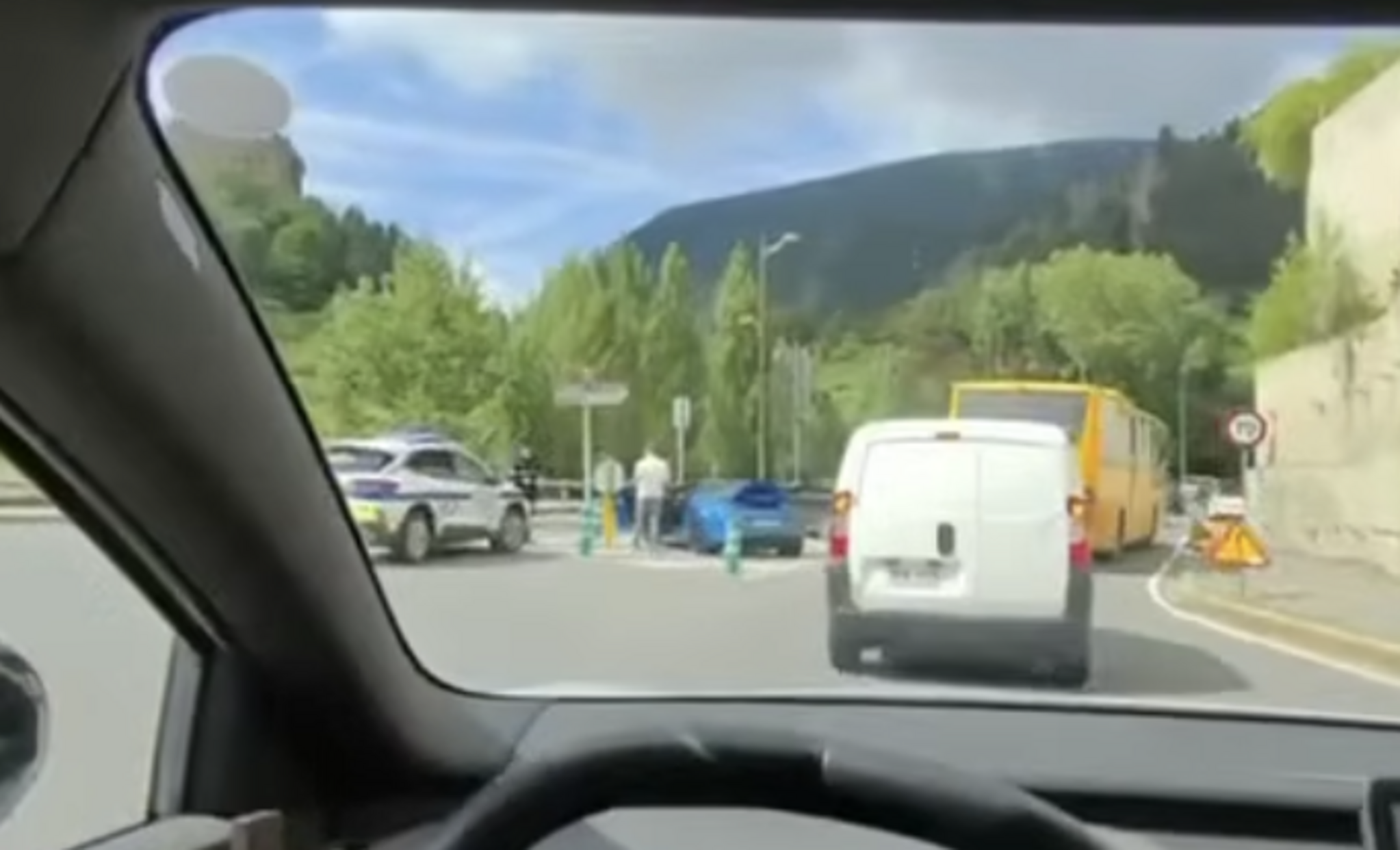 La policia amb els vehicles controlats a Canillo.