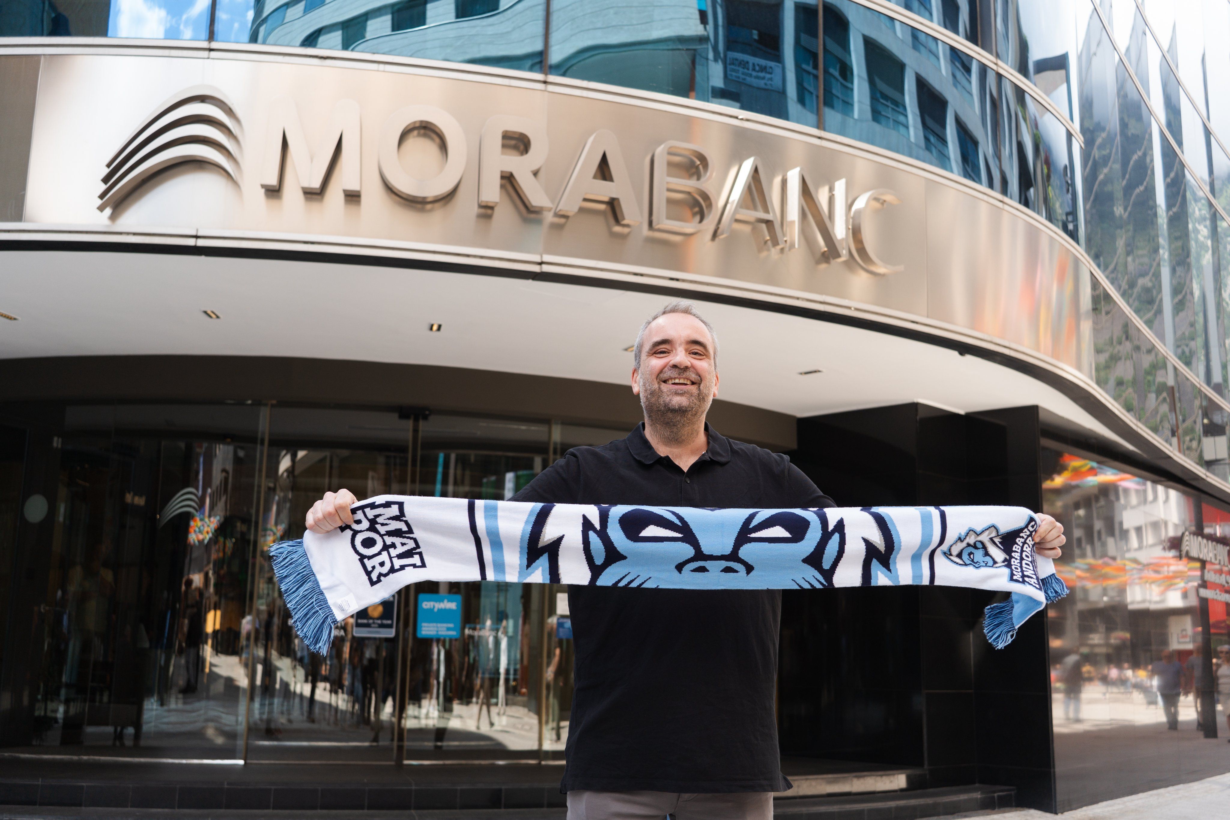 El nou director esportiu del BC Andorra, Jordi Ardèvol, davant la seu de MoraBanc. El nou director esportiu del BC Andorra, Jordi Ardèvol, davant la seu de MoraBanc.