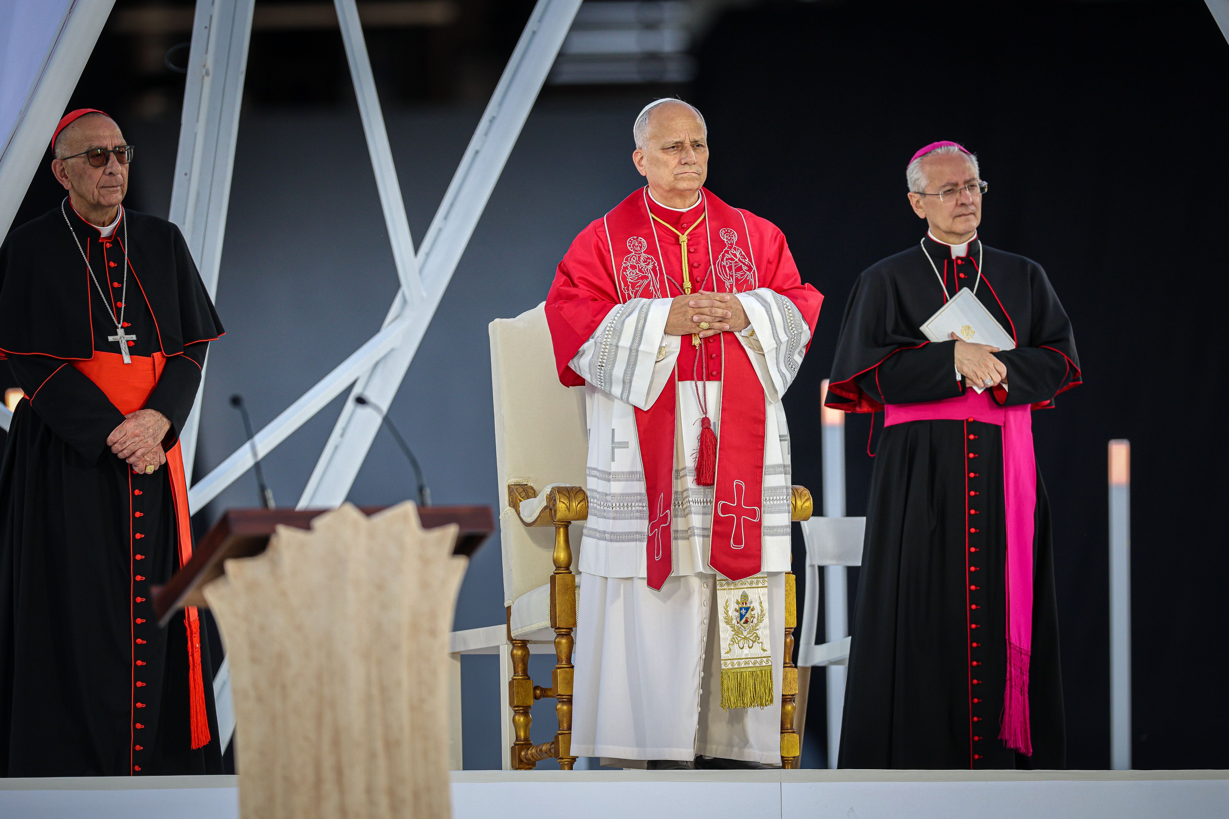Lleó XIV a l'altar-escenari de l'estadi olímpic.