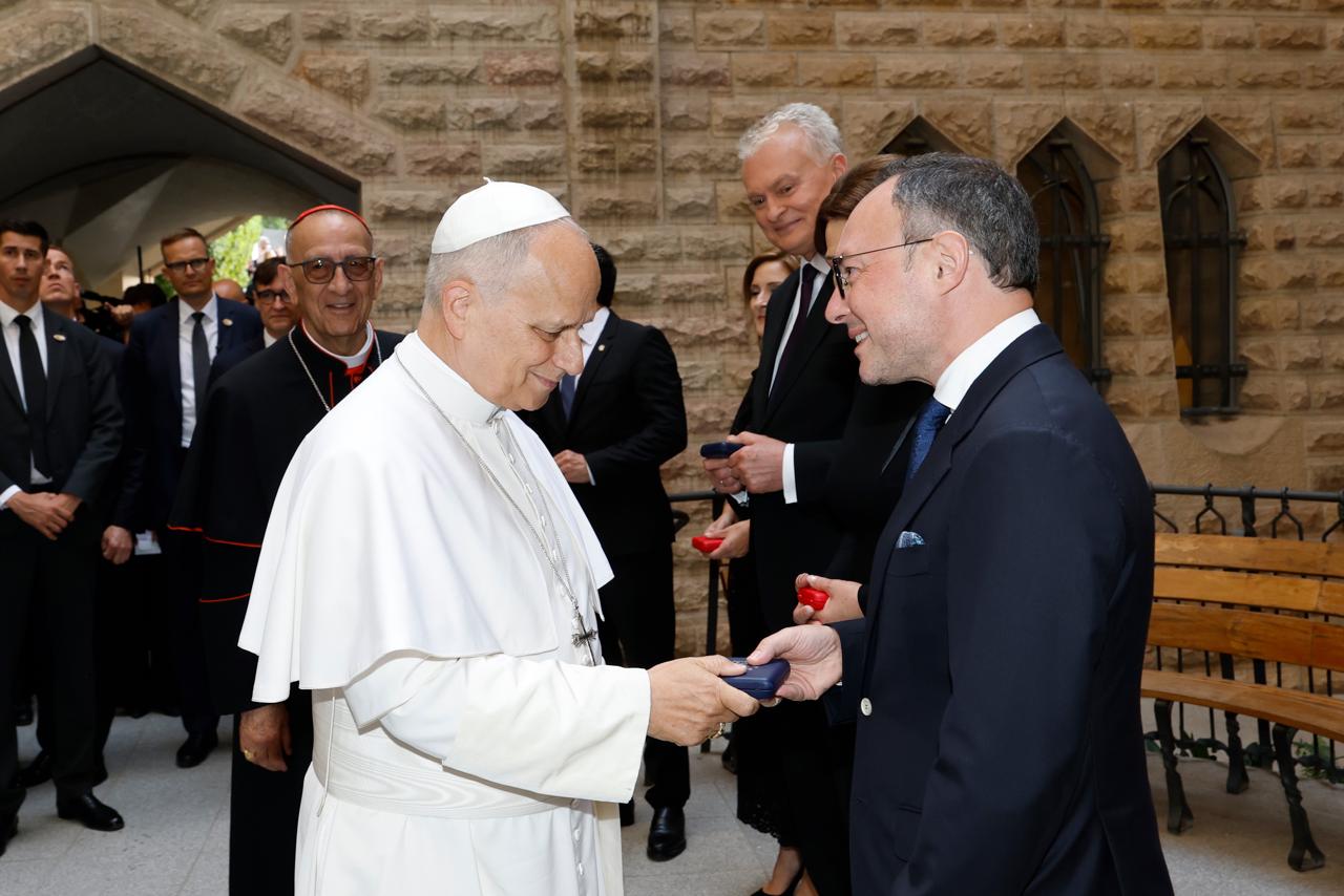Xavier Espot rebent el rosari de mans del Papa a la Sagrada Família.