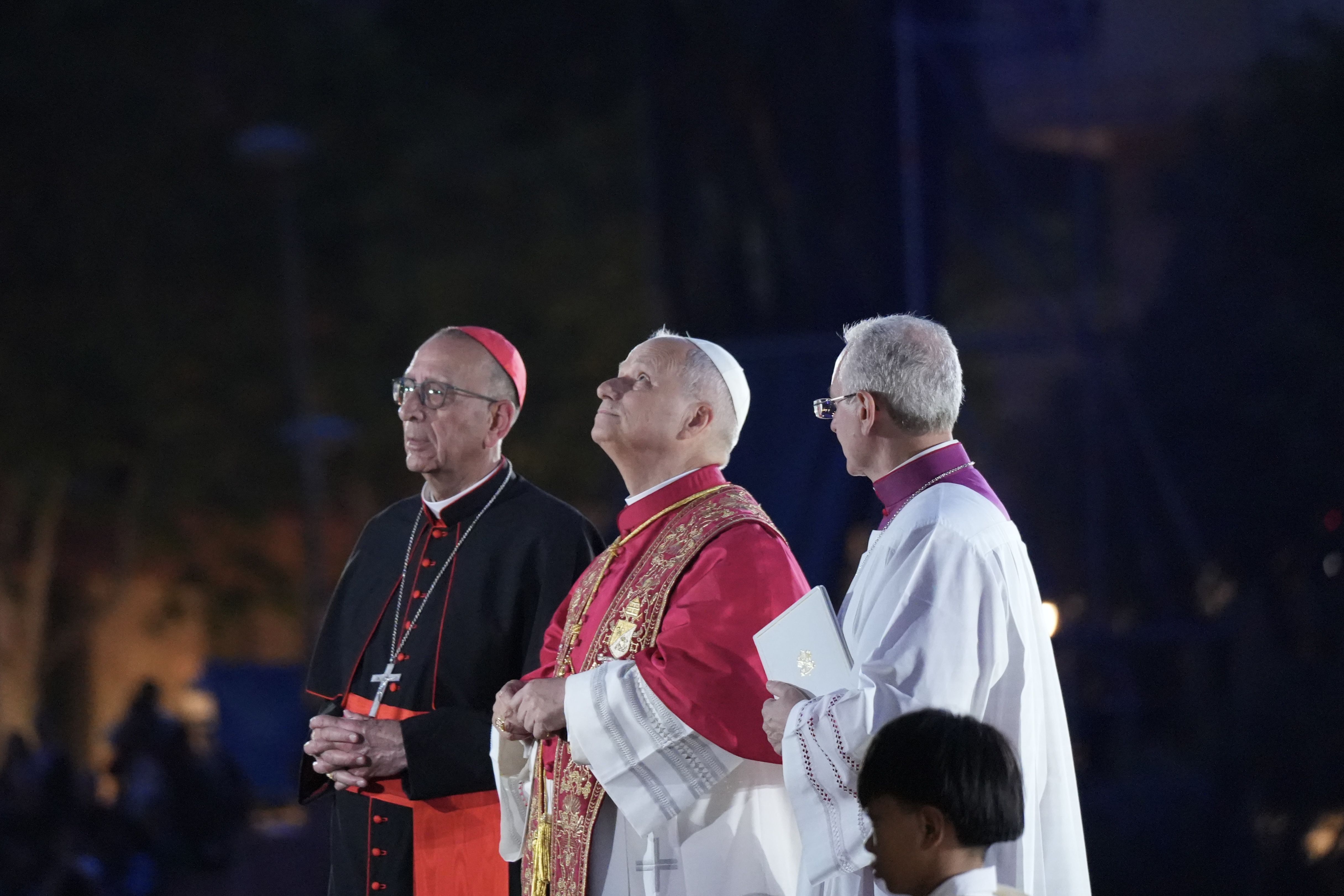 El Papa observant la creu que corona la torre de Jesús de la Sagrada Família. 