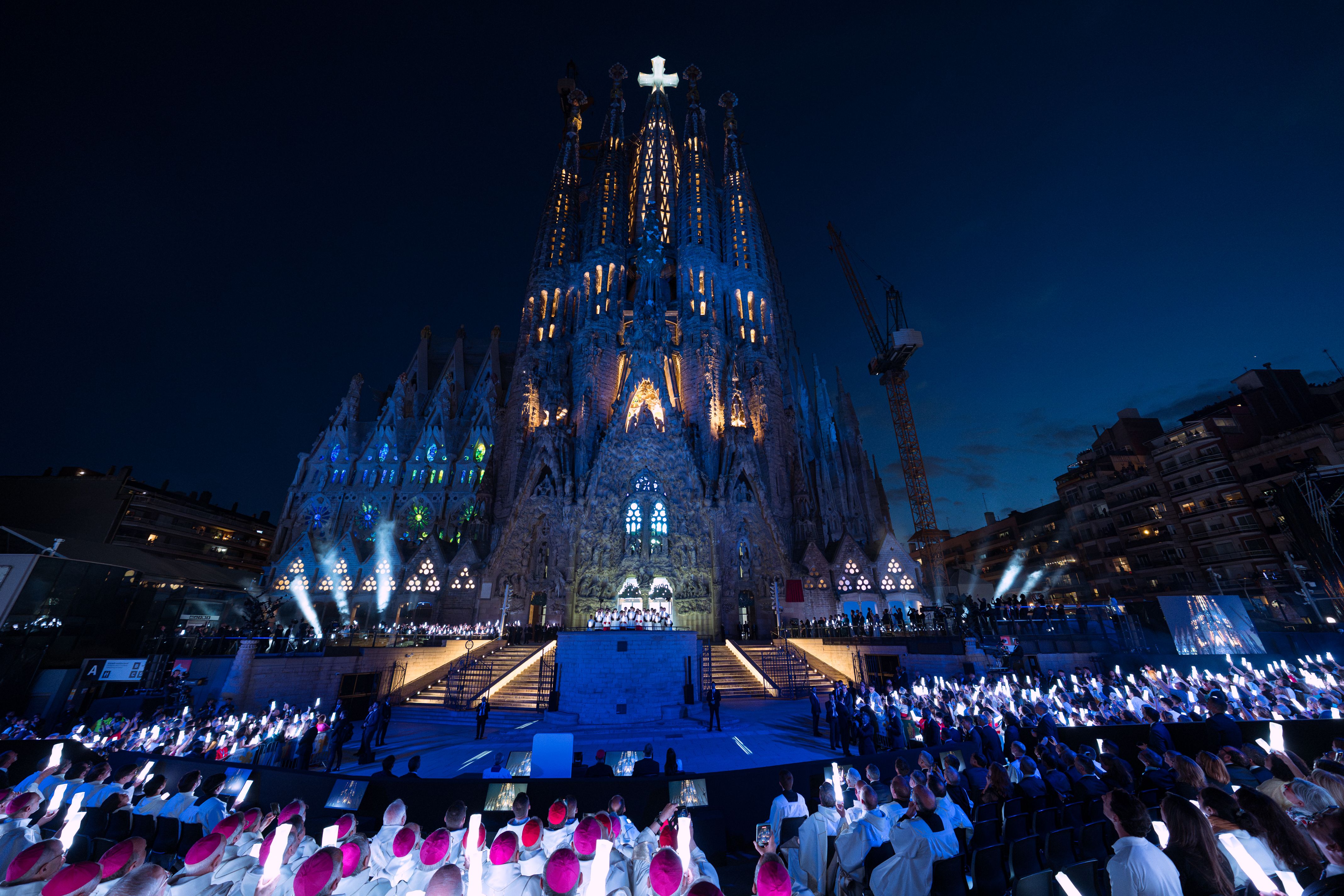 La Sagrada Família amb la torre de Jesús il·luminada.