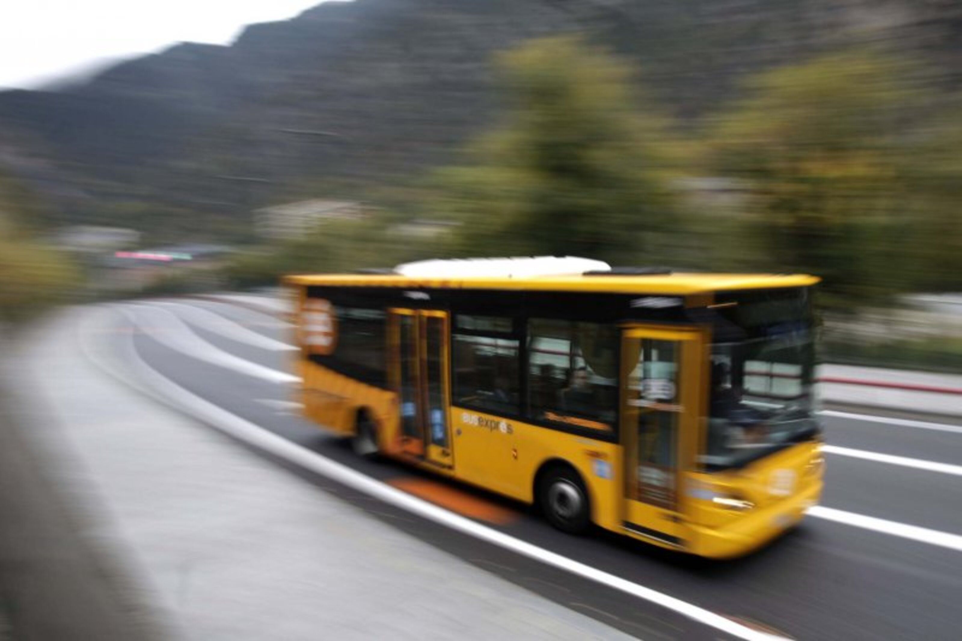 Un bus exprés en plena marxa. Un bus exprés en plena marxa.