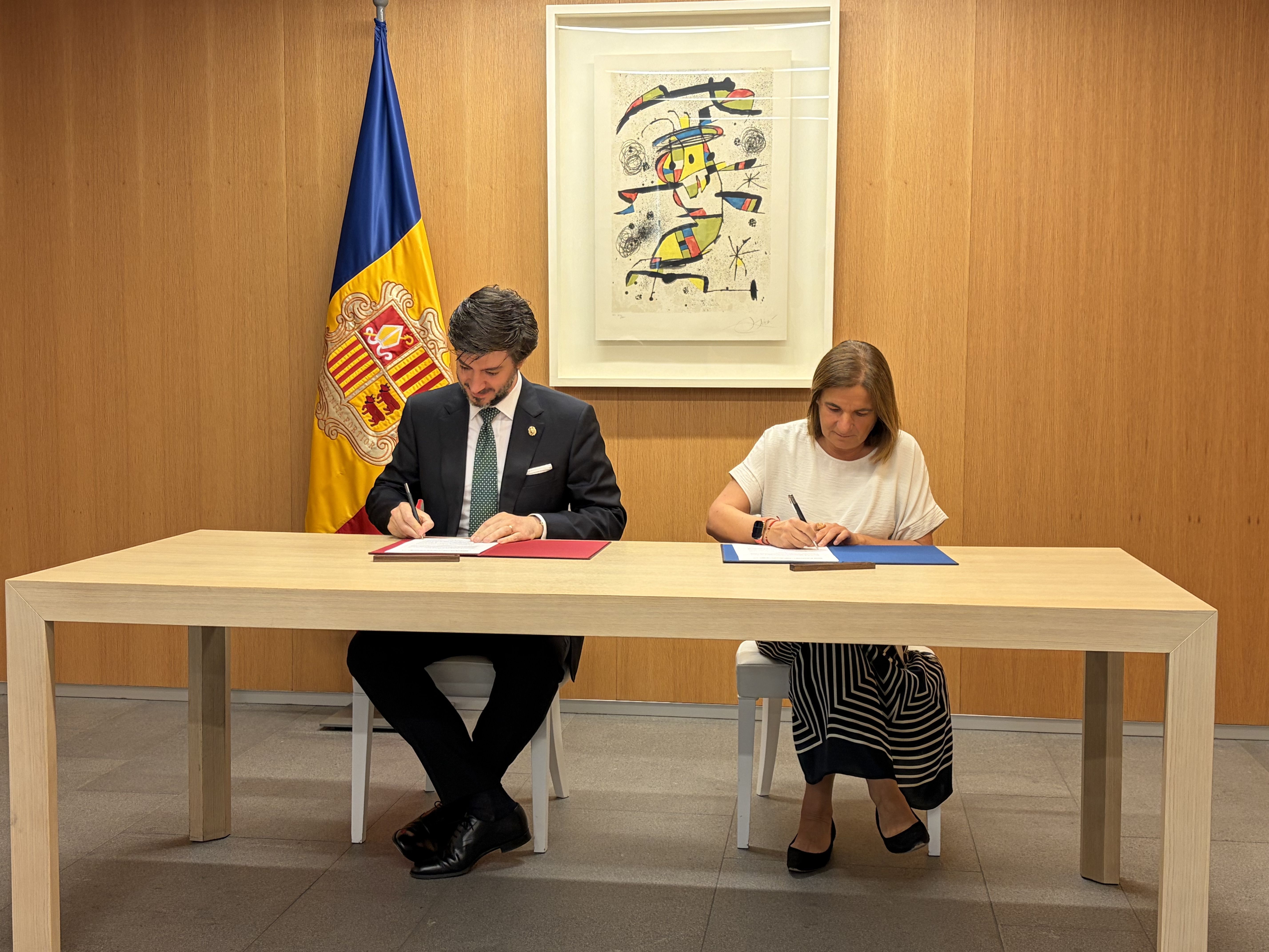 Moment de la signatura entre la Sindicatura i el ministeri d'Afers Socials. Moment de la signatura entre la Sindicatura i el ministeri d'Afers Socials.