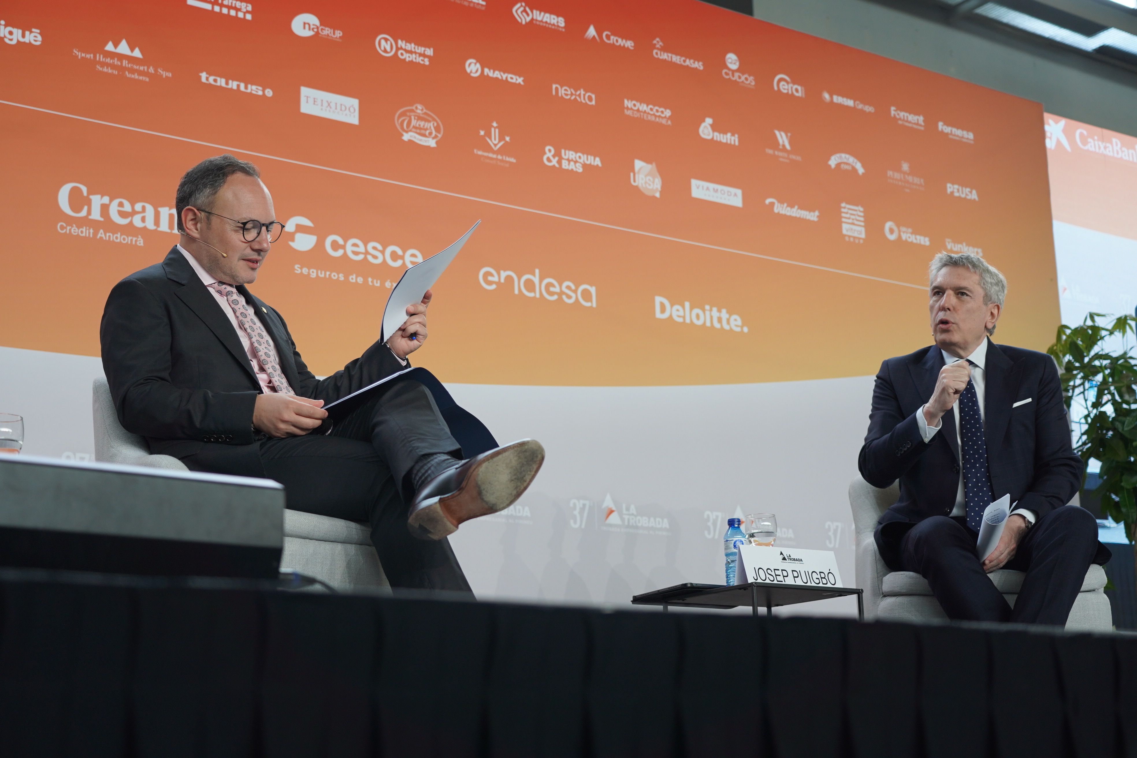 El cap de Govern, Xavier Espot, i el periodista Josep Puigbó, durant la conversa.