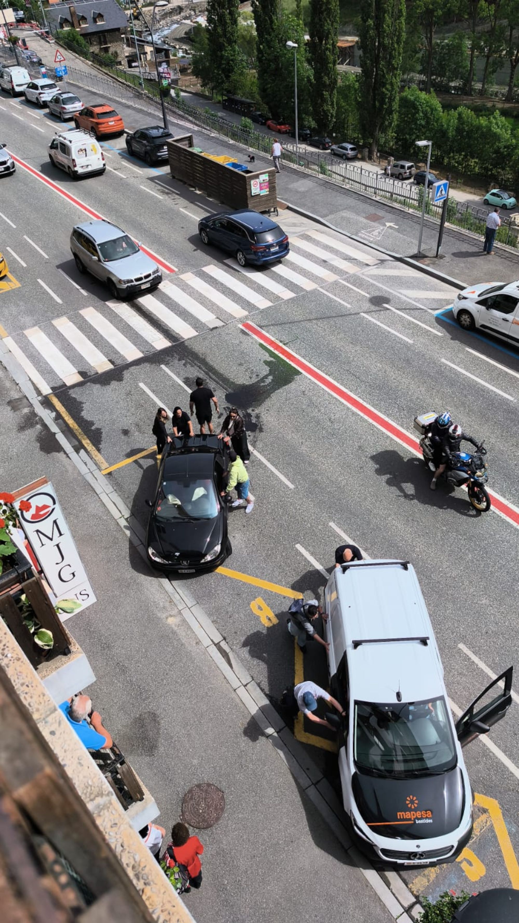 L'accident, sense danys materials de gran importància, ha involucrat una furgoneta i un turisme. 