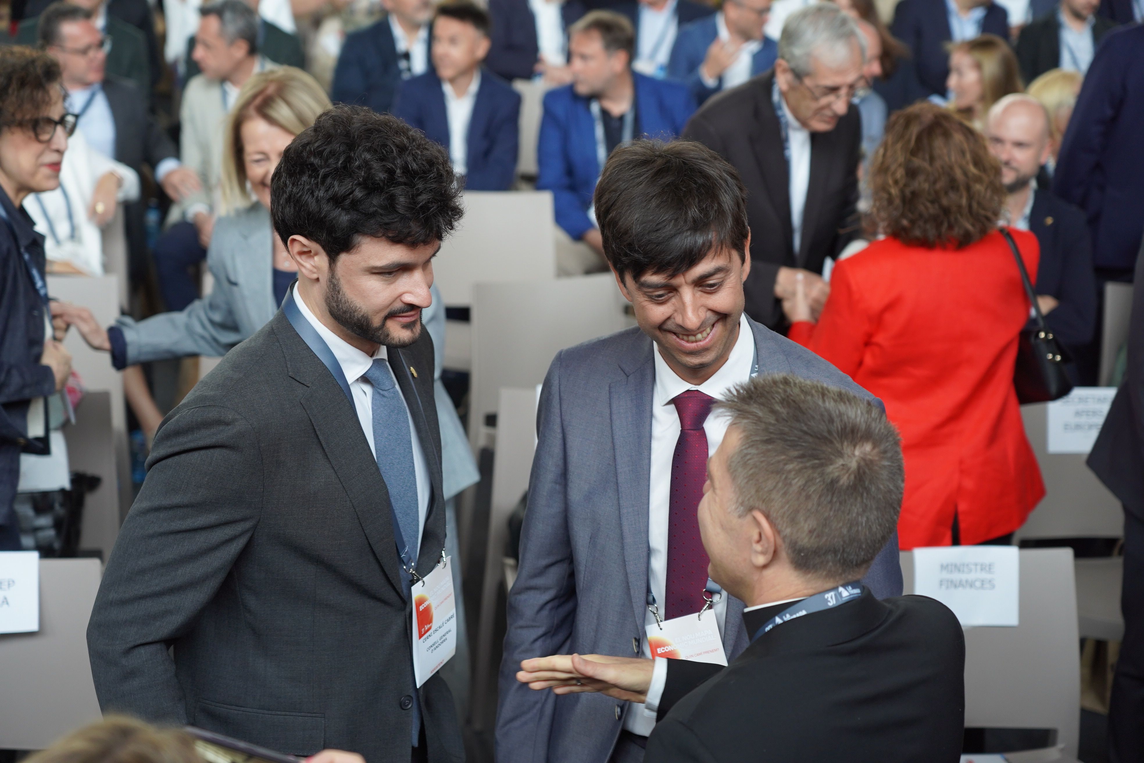 El conseller general, Cerni Escalé, i el cònsol major de la capital, Sergi González, parlant amb Serrano. El conseller general, Cerni Escalé, i el cònsol major de la capital, Sergi González, parlant amb Serrano.
