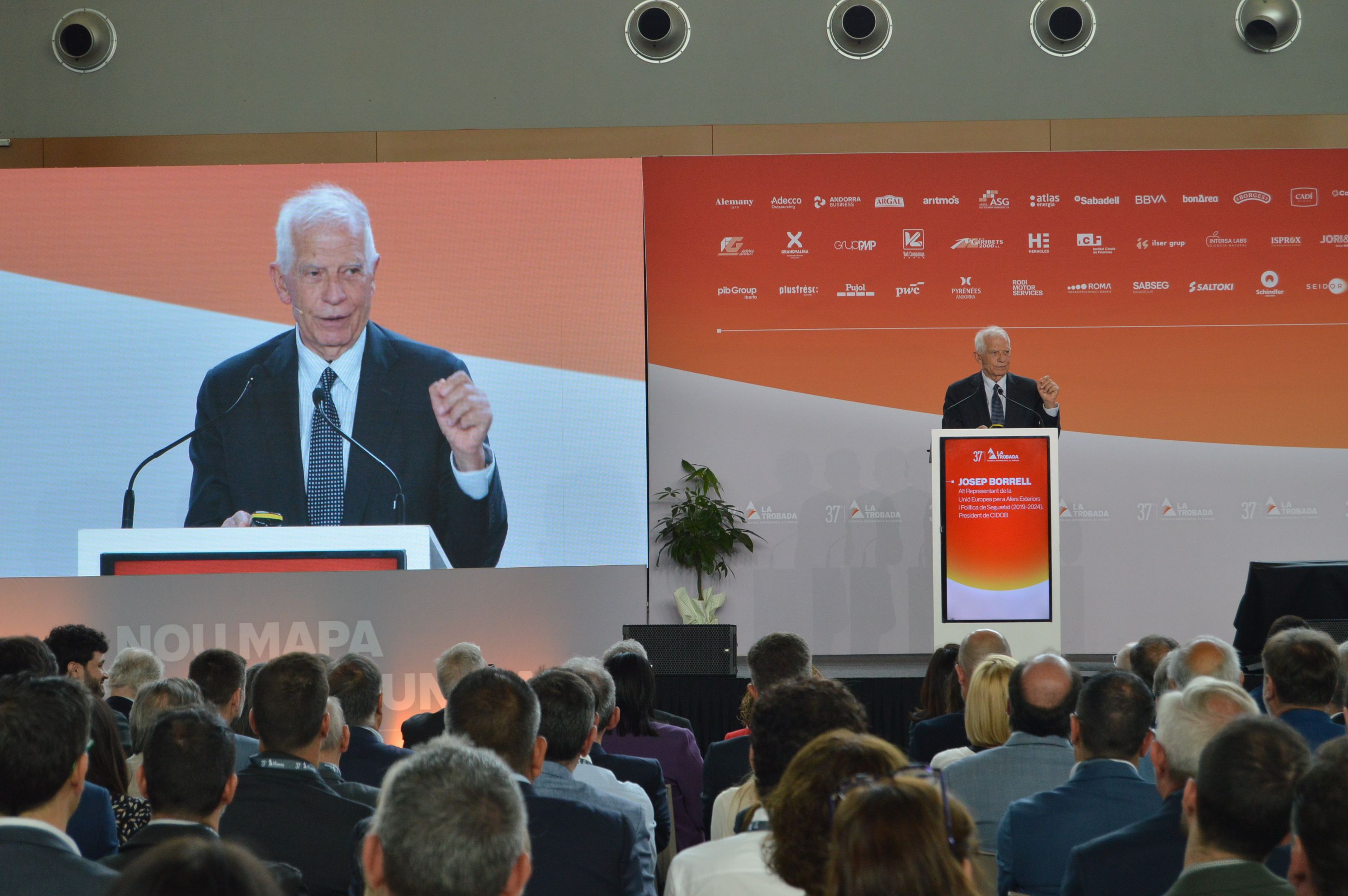 L'ex-alt representant de la Unió Europea per a Afers Exteriors i Política de Seguretat i president del Cidob, Josep Borrell, durant la seva intervenció. La portaveu del Sindicat, Rebeca Bonache.