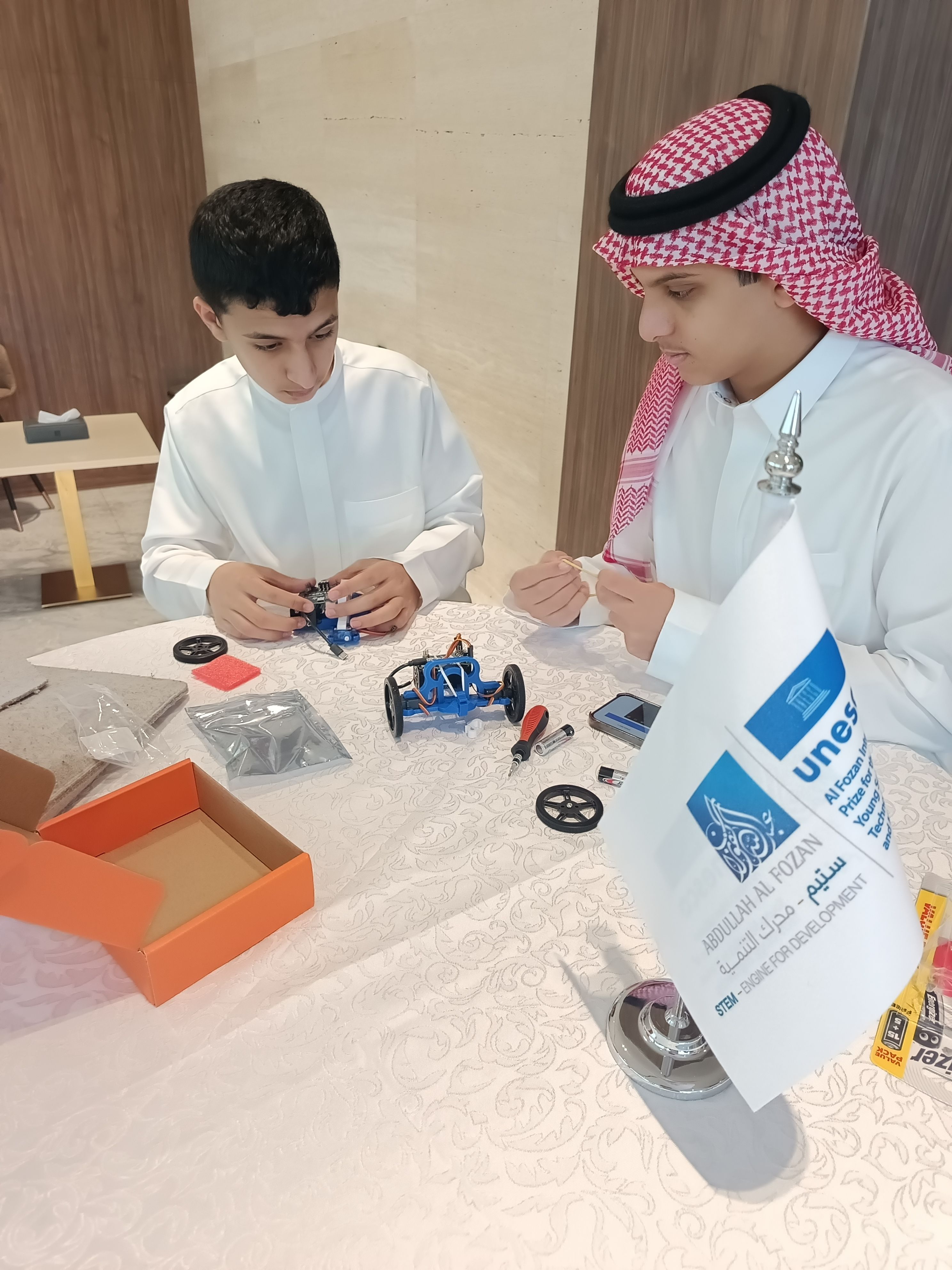 Alumnes construint un robot E3bot. La portaveu del Sindicat, Rebeca Bonache.