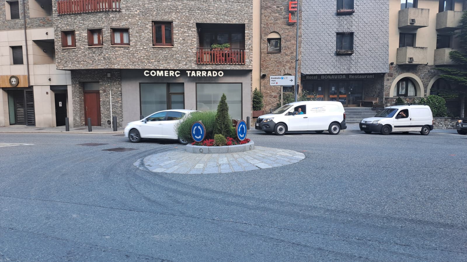 La rotonda que s'ampliarà. La portaveu del Sindicat, Rebeca Bonache.