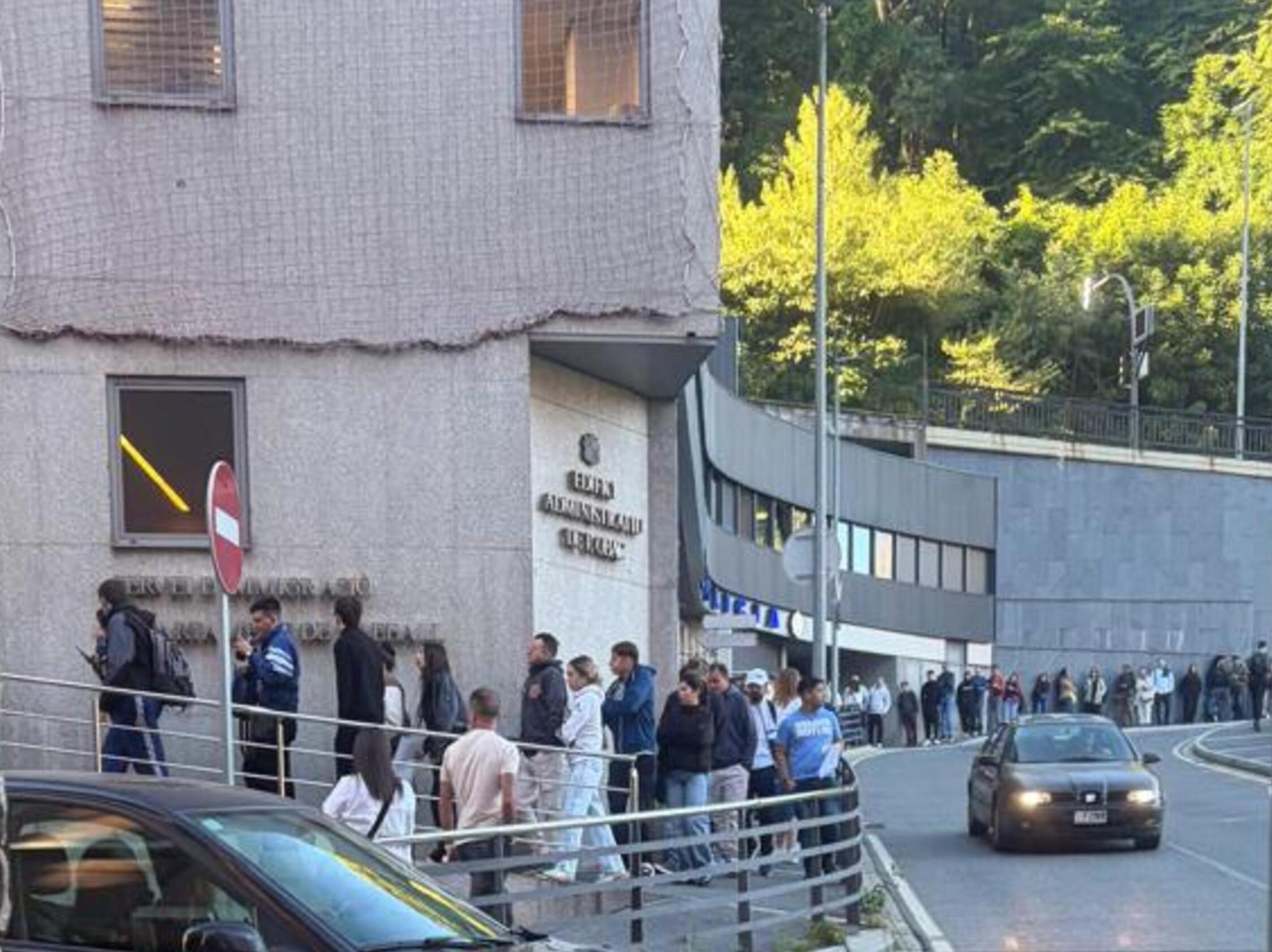 Cua a primera hora del matí de persones que acudien a tramitar el permís temporal d'estiu.