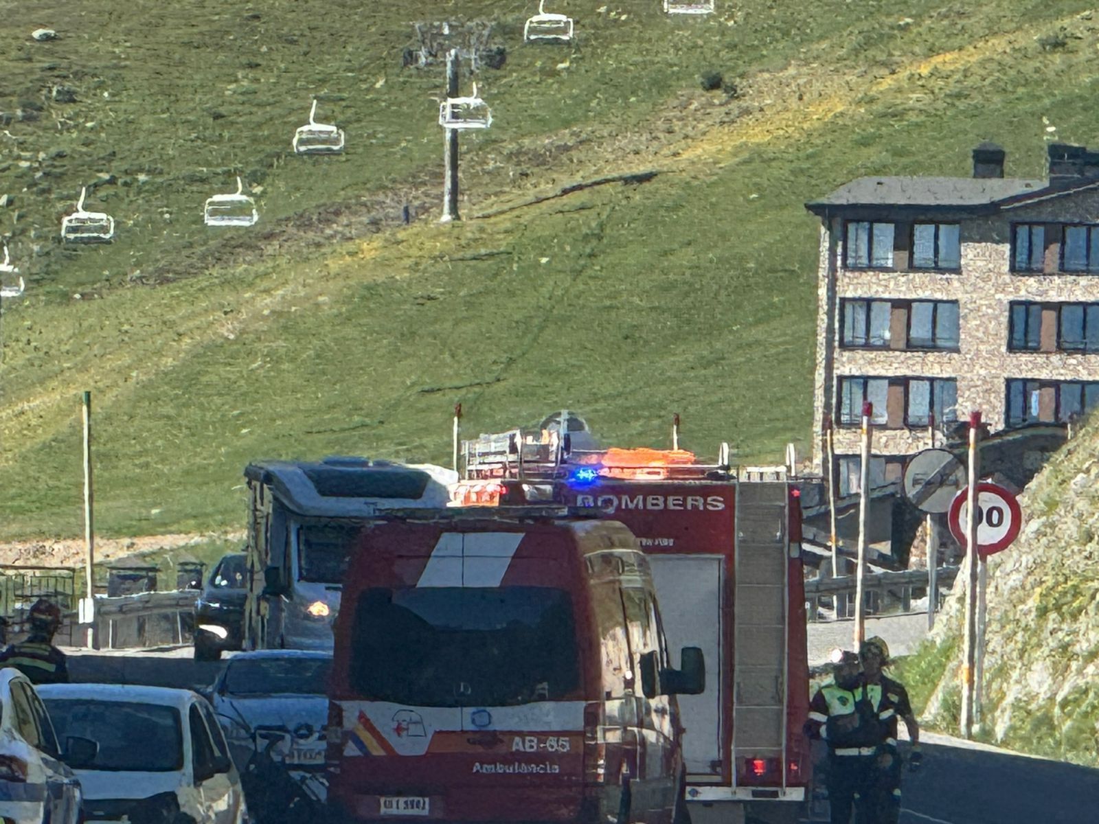 Accident amb ferits al Pas de la Casa entre una moto i un cotxe. Accident amb ferits al Pas de la Casa entre una moto i un cotxe.