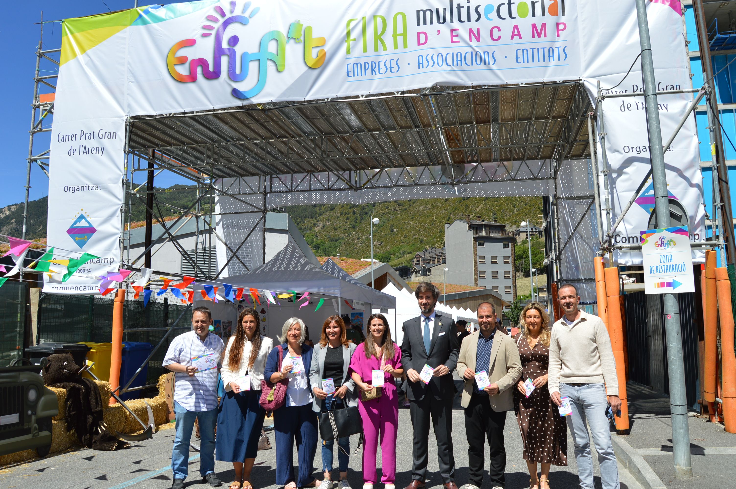Les autoritats en la visita a l'Enfira't. La portaveu del Sindicat, Rebeca Bonache.