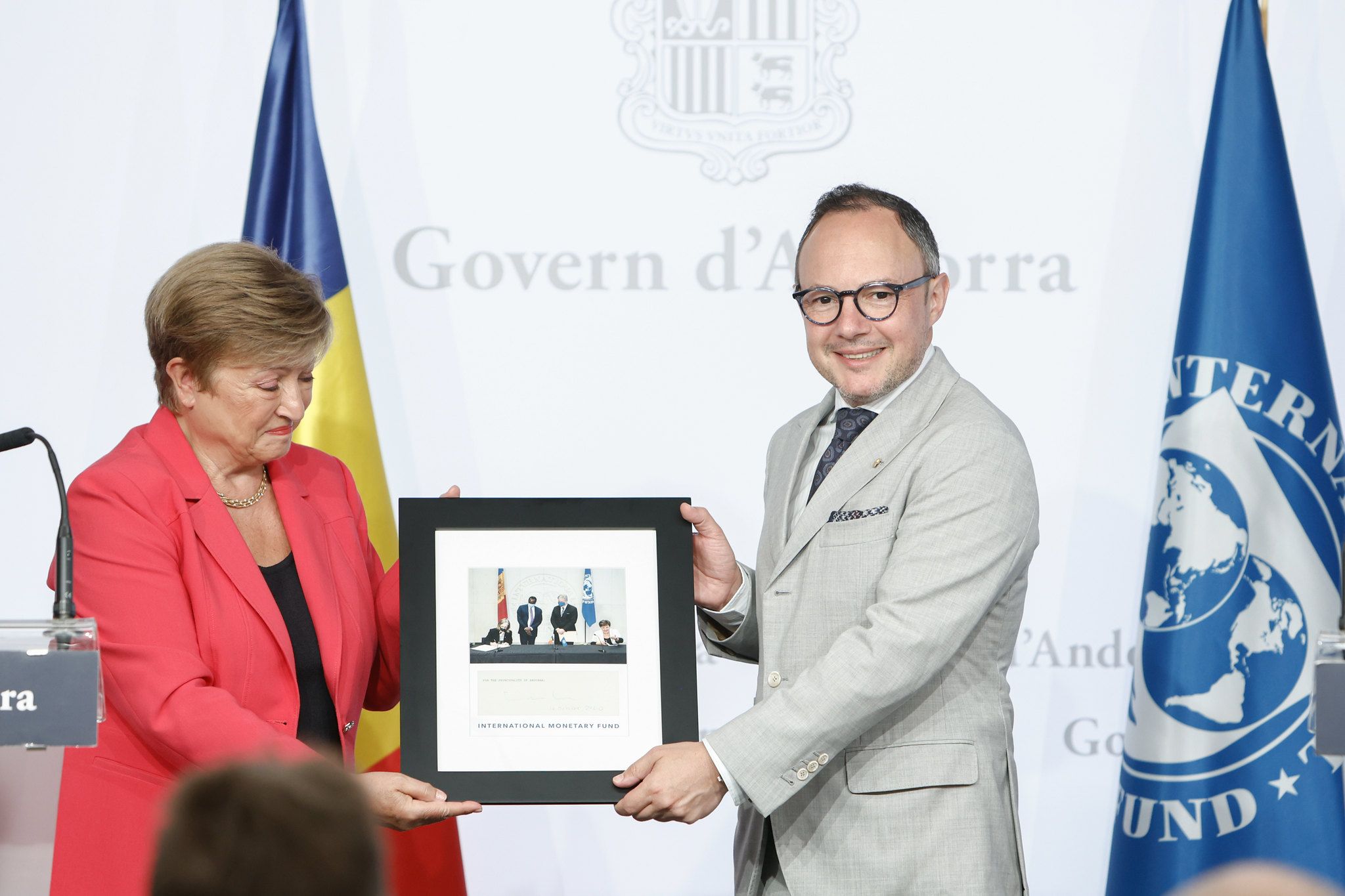 Georgieva, entregant un obsequi que no es va poder donar en el seu moment a Espot per la entrada d’Andorra a l’FMI. Georgieva, entregant un obsequi que no es va poder donar en el seu moment a Espot per la entrada d’Andorra a l’FMI.