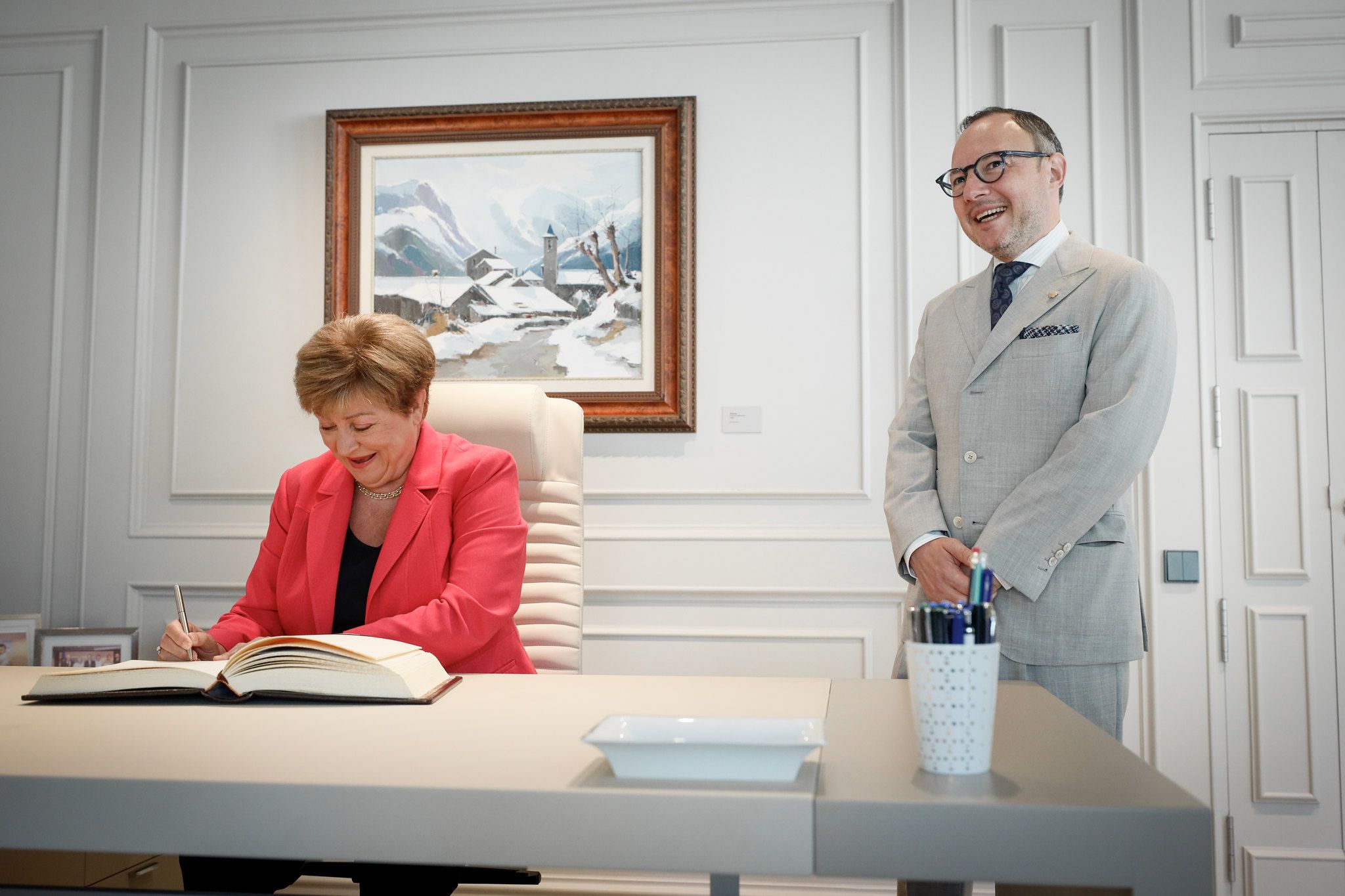 Signatura del llibre d'honor per part de Georgieva en presència del cap de Govern. La portaveu del Sindicat, Rebeca Bonache.