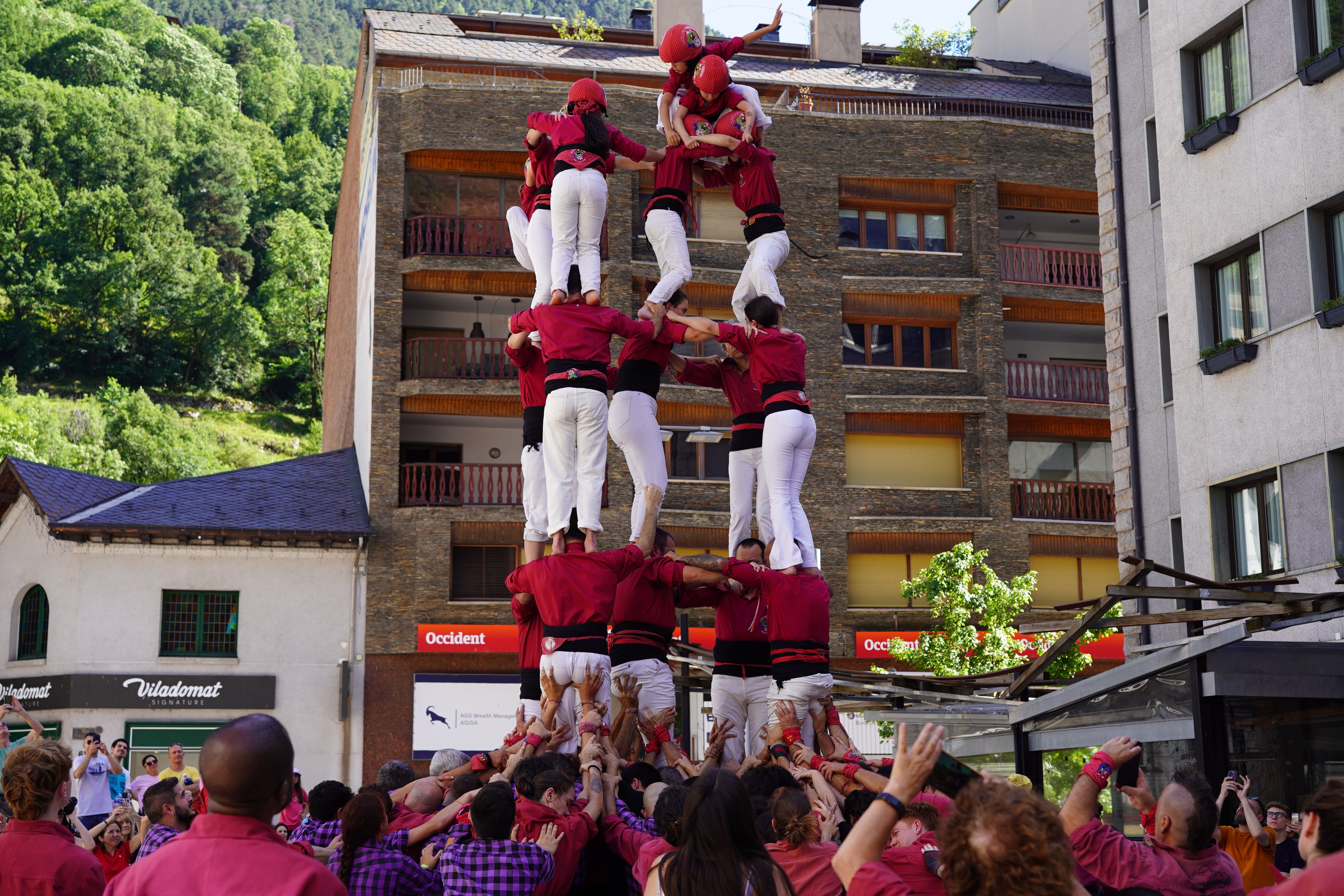 actuació dels castellers a la plaça coprínceps