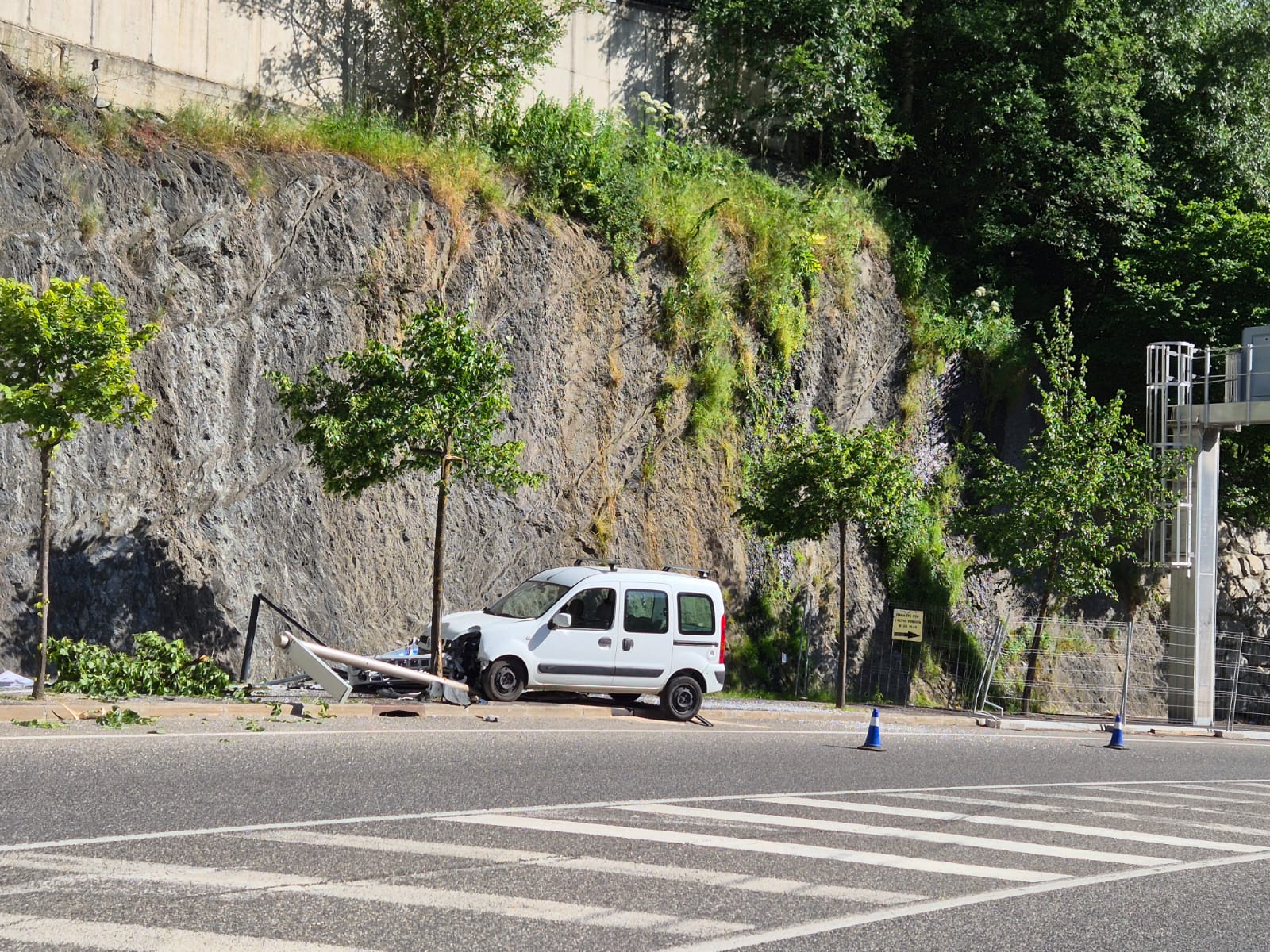 La furgoneta en qüestió, després d'accidentar-se.