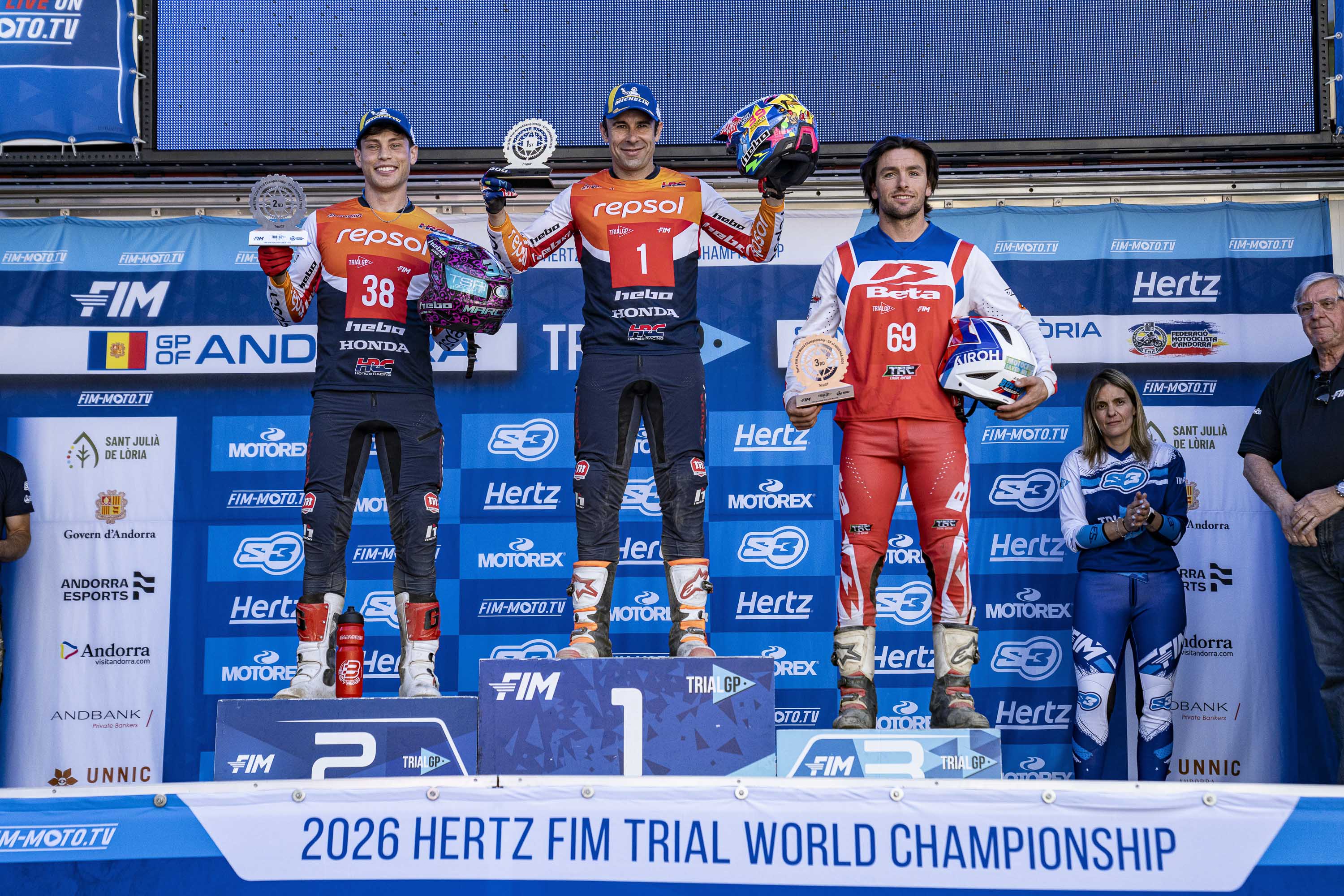 Podi del Trial GP amb Toni Bou al capdamunt per enèsima vegada. La portaveu del Sindicat, Rebeca Bonache.