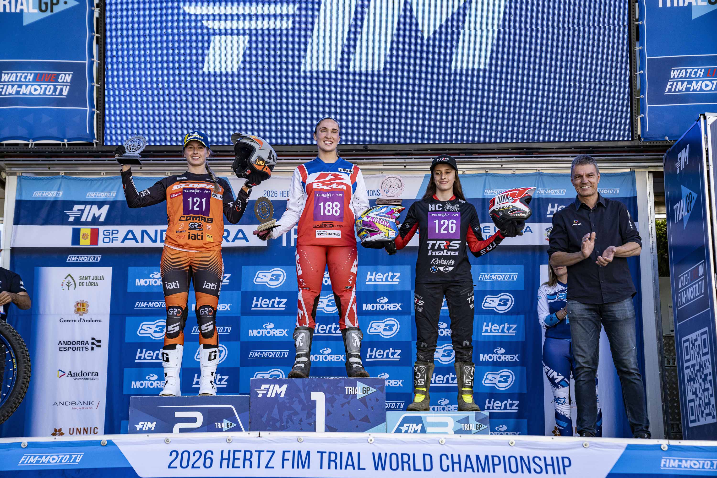 Podi del TrialGP Women, amb Rabino com a guanyadora i Berta Abellán en segona posició. La portaveu del Sindicat, Rebeca Bonache.