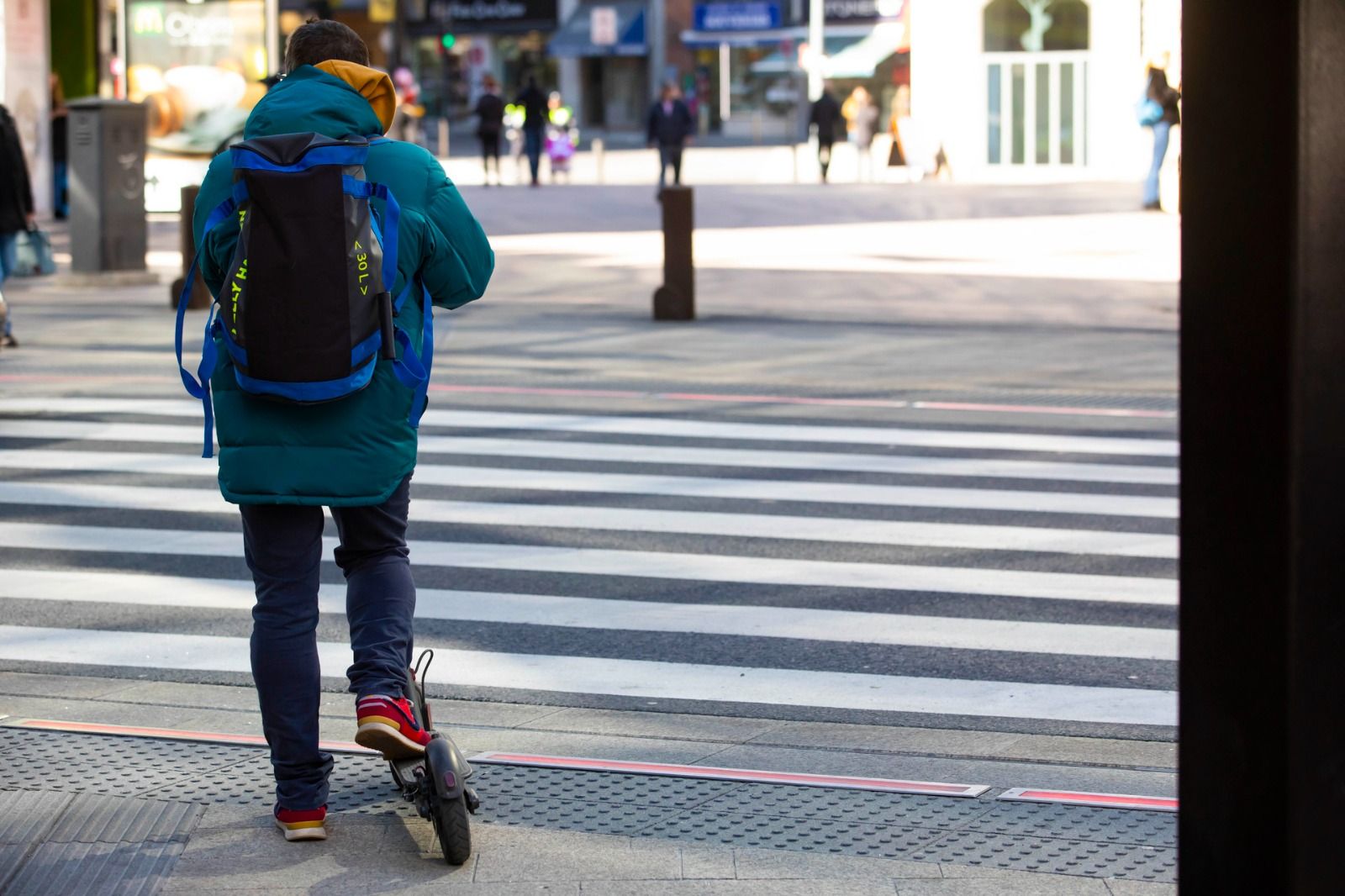 Un patinet elèctric circulant per Andorra la Vella.