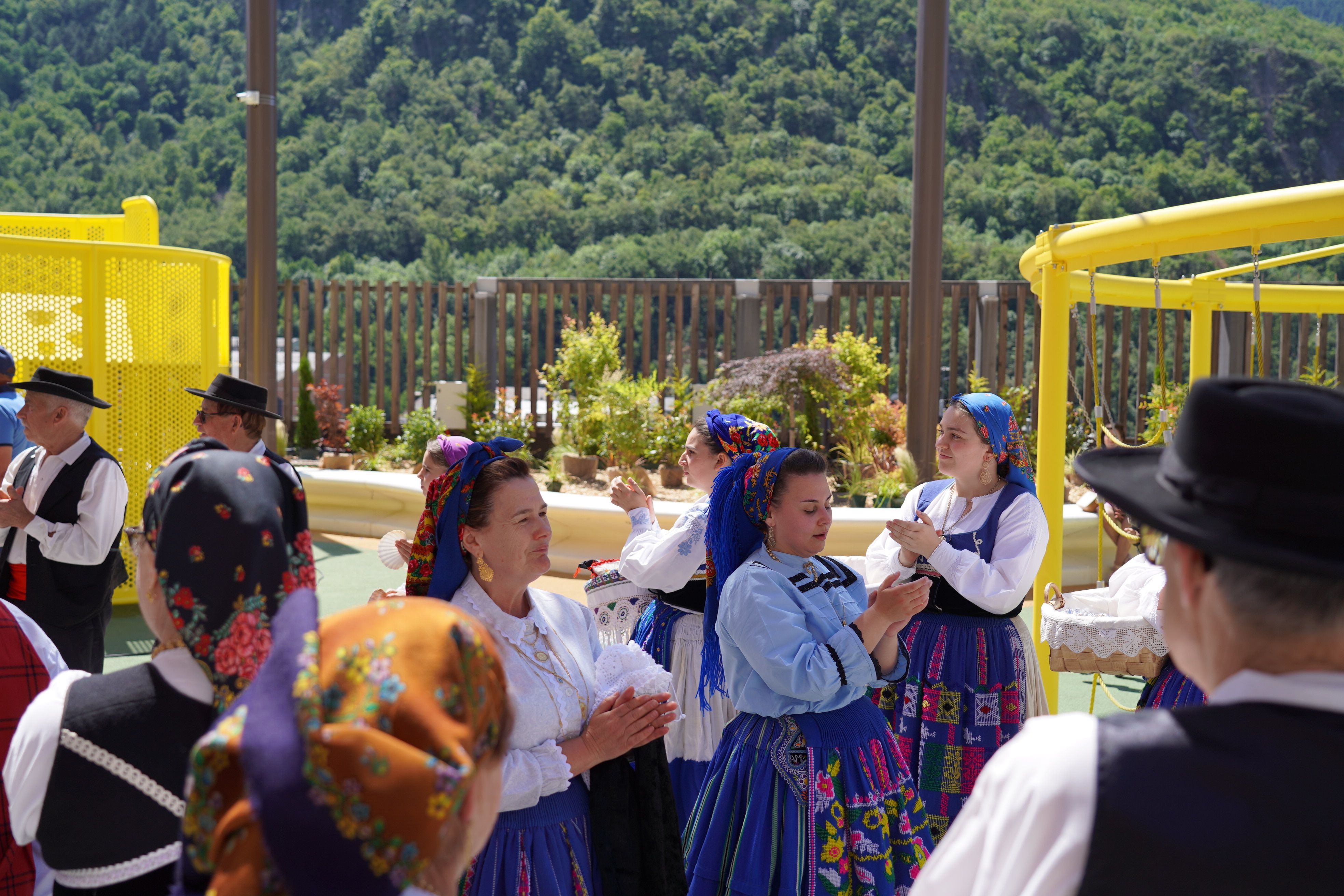 Dones amb vestits tradicionals. 