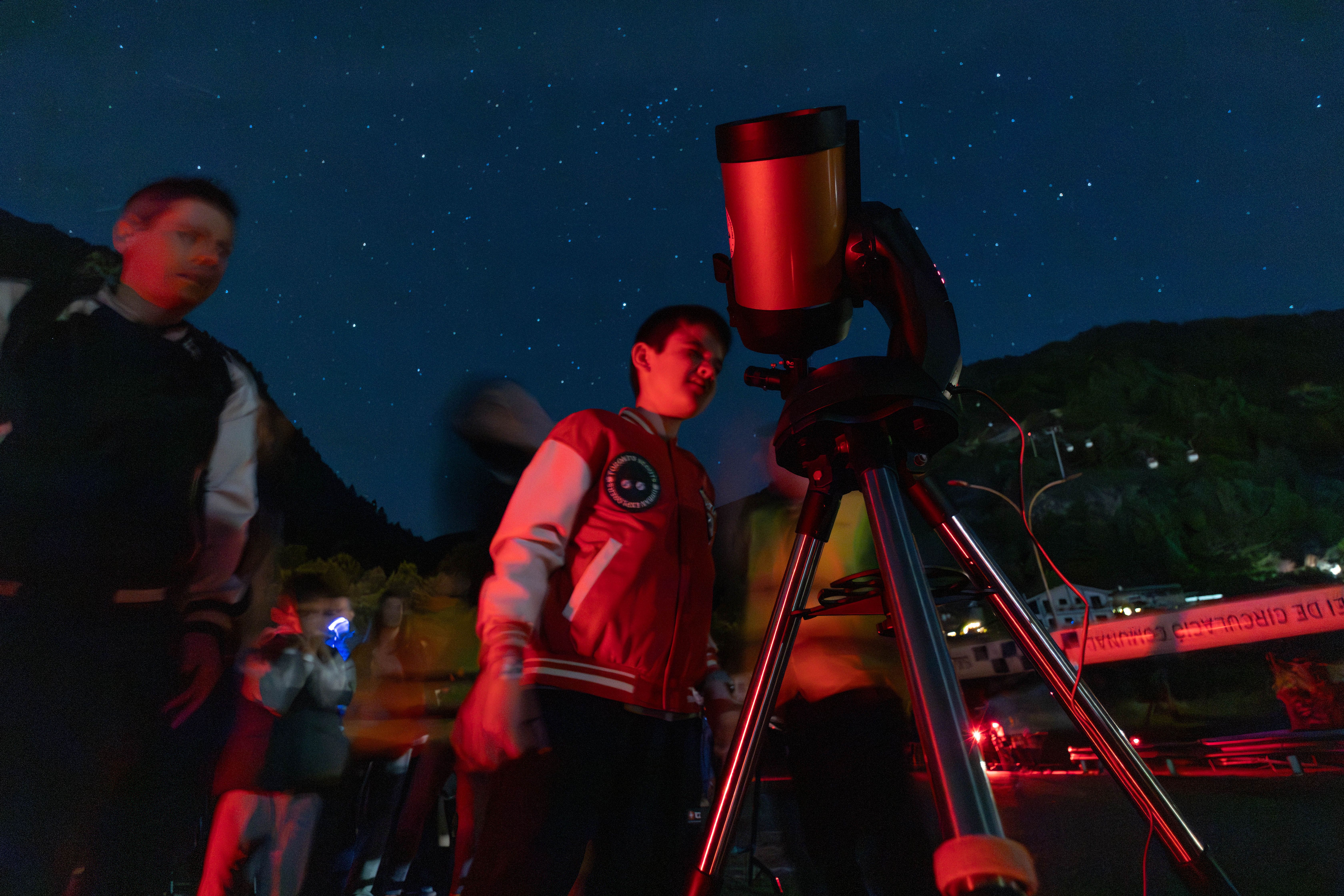 Els més petits van poder observar les estrelles a la nit. Els més petits van poder observar les estrelles a la nit.