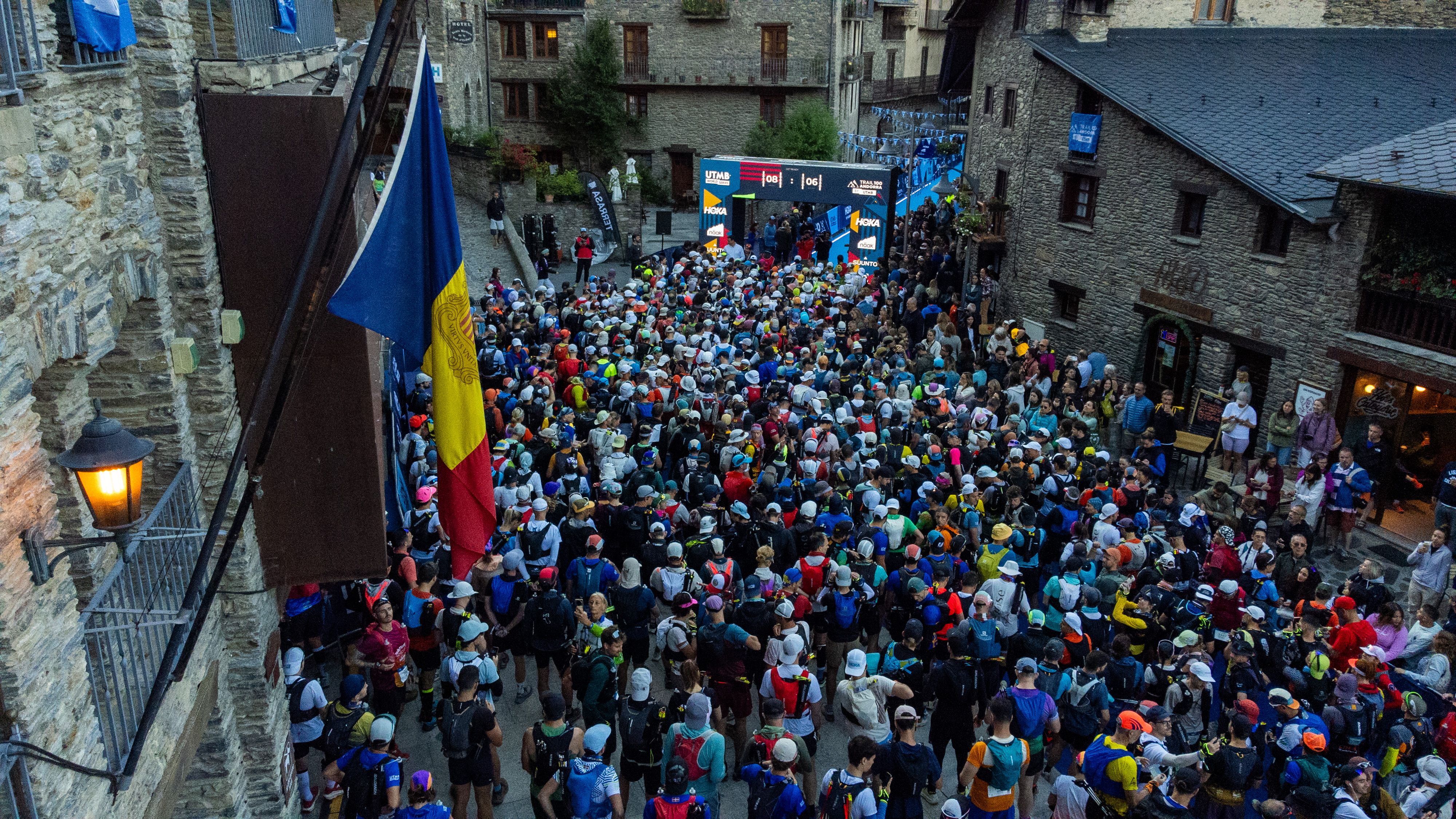 Atletes presenciant-se a la línia de sortida per ser a una de les curses UTMB. 
