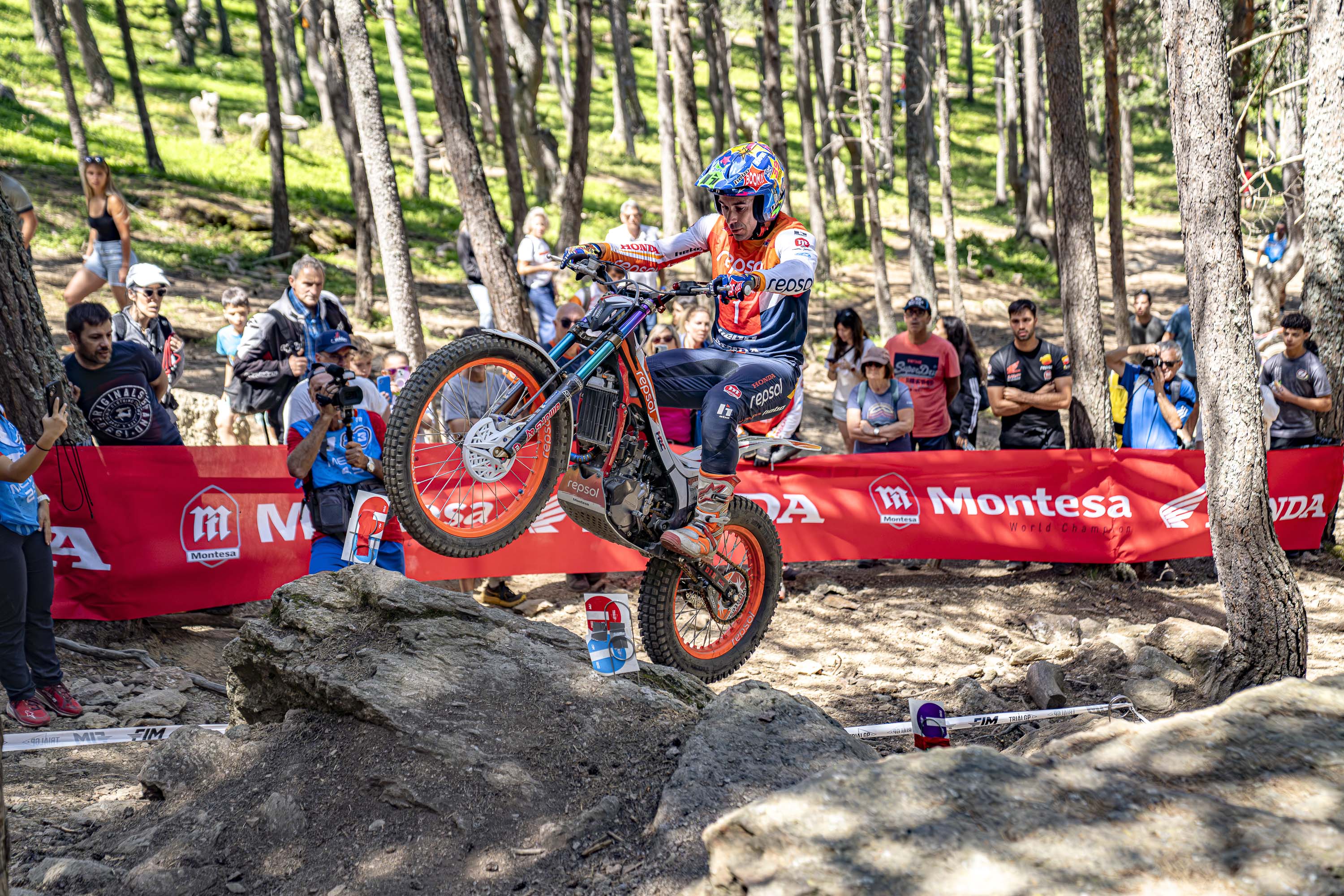 Toni Bou, en acció aquest diumenge. La portaveu del Sindicat, Rebeca Bonache.