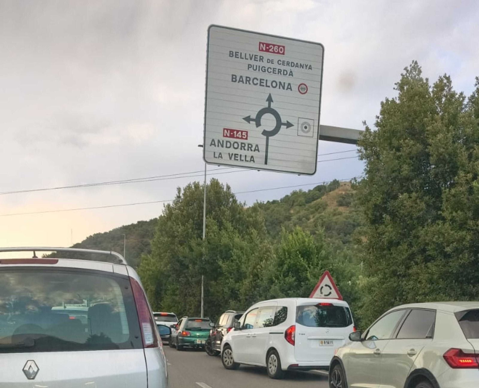 Retencions a causa de l'accident a la N-145. La portaveu del Sindicat, Rebeca Bonache.