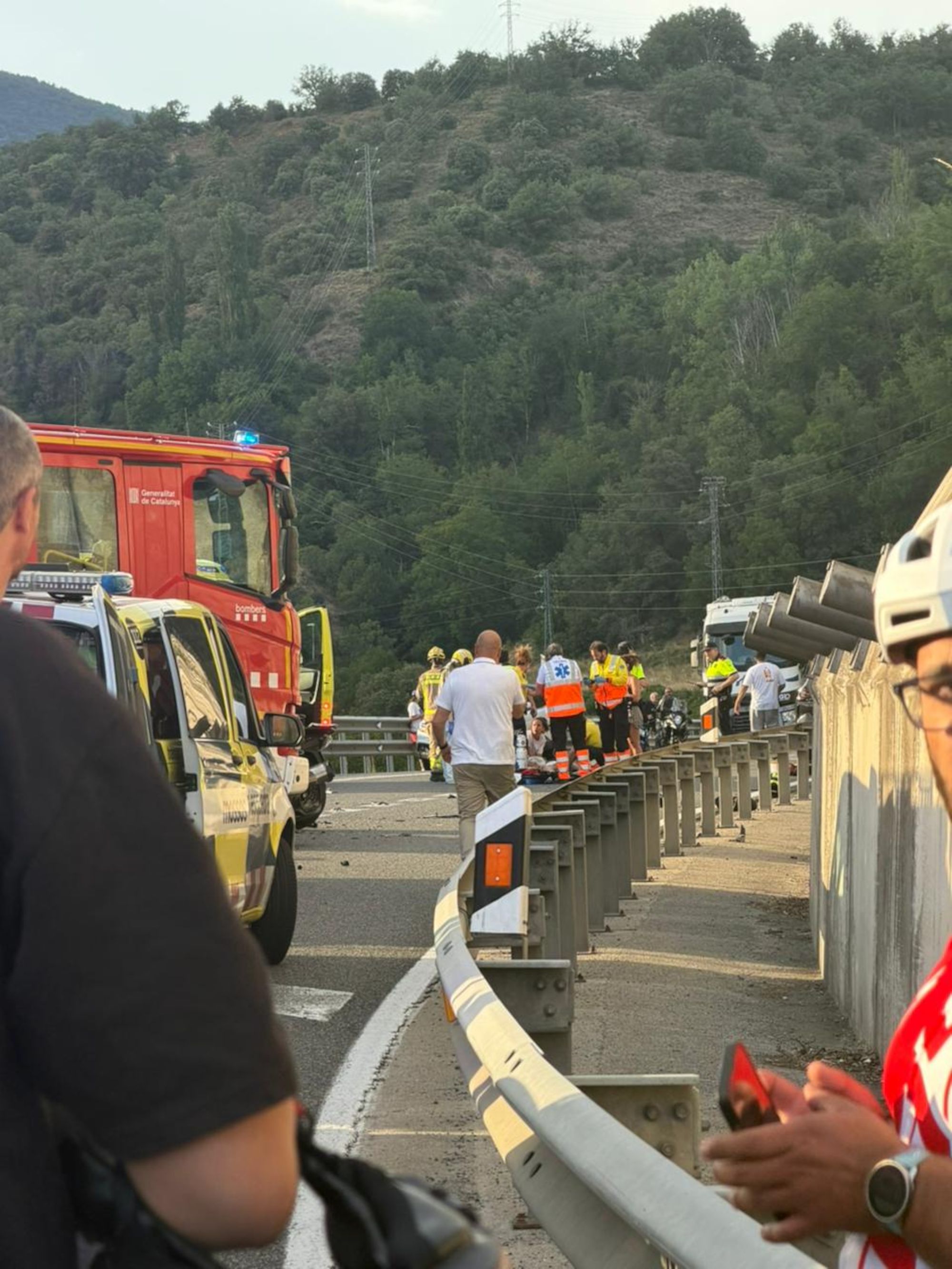 Els serveis d'emergència, atenent una de les persones ferides. La portaveu del Sindicat, Rebeca Bonache.