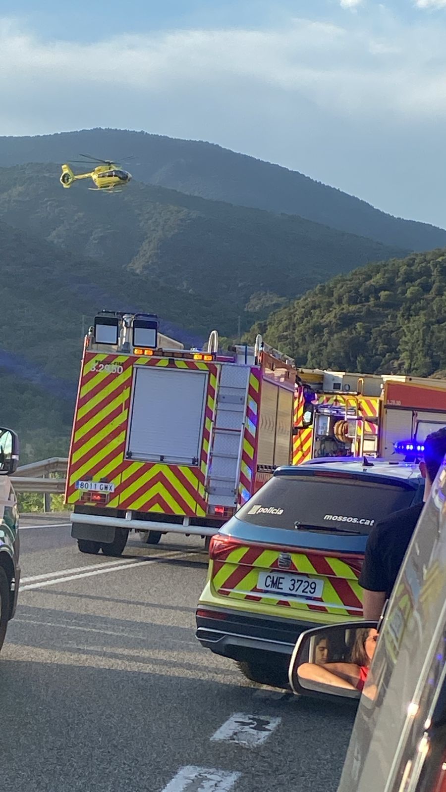 L'helicòpter arribat a la N-145. La portaveu del Sindicat, Rebeca Bonache.