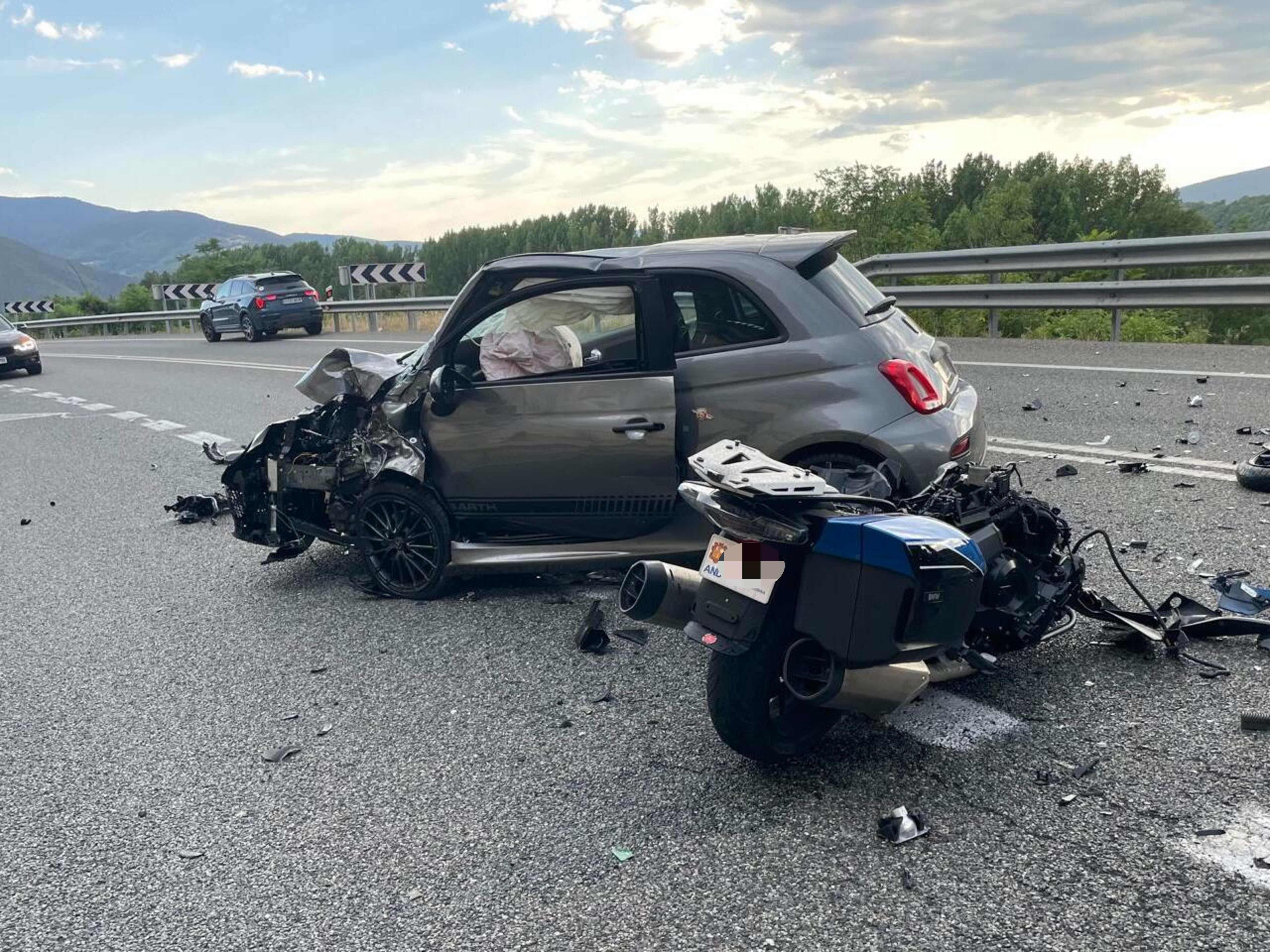 Tant el cotxe com la moto van quedar molt malmesos. Tant el cotxe com la moto van quedar molt malmesos.