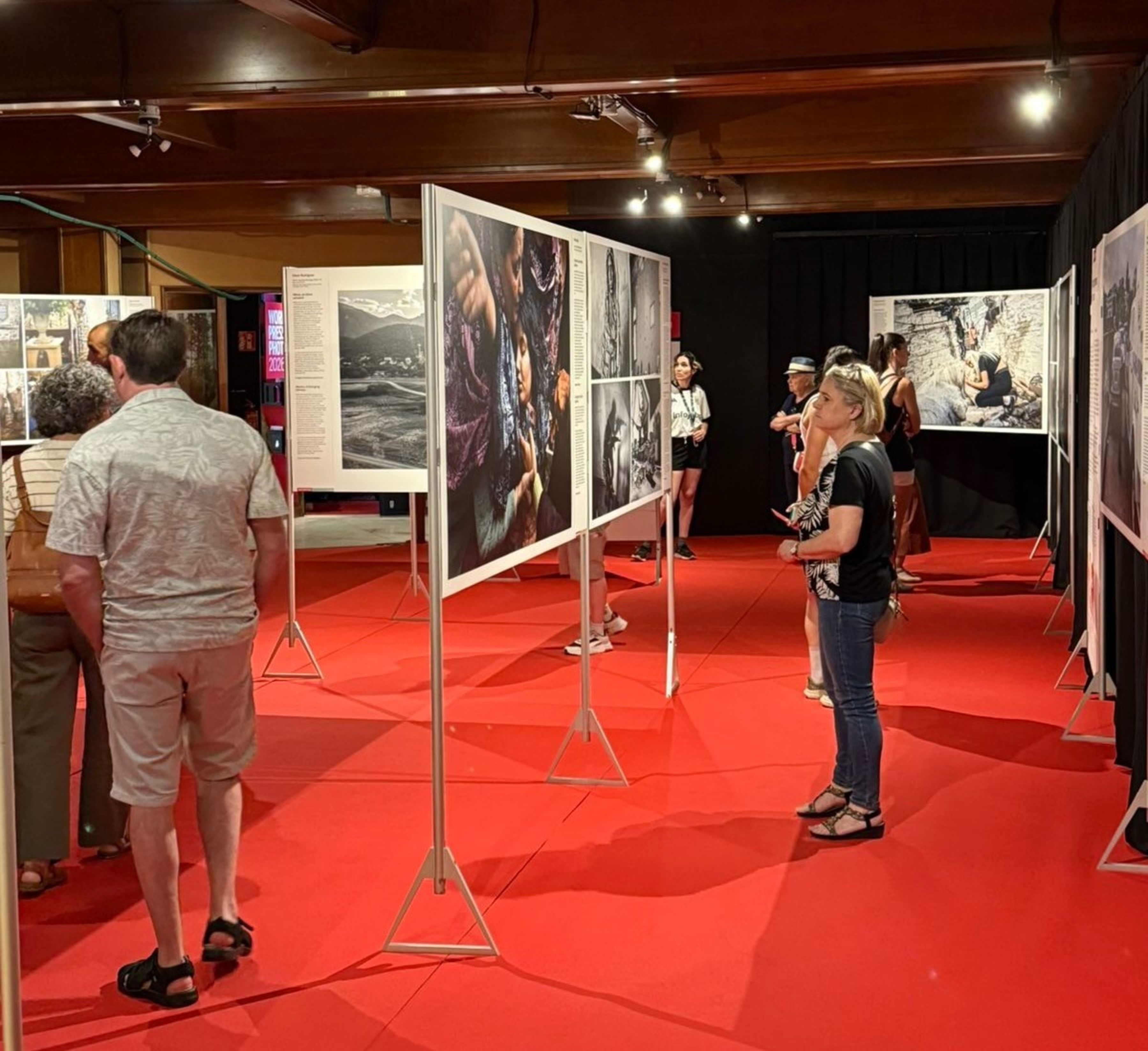 Visitants a la mostra World Press Photo. Visitants a la mostra World Press Photo.