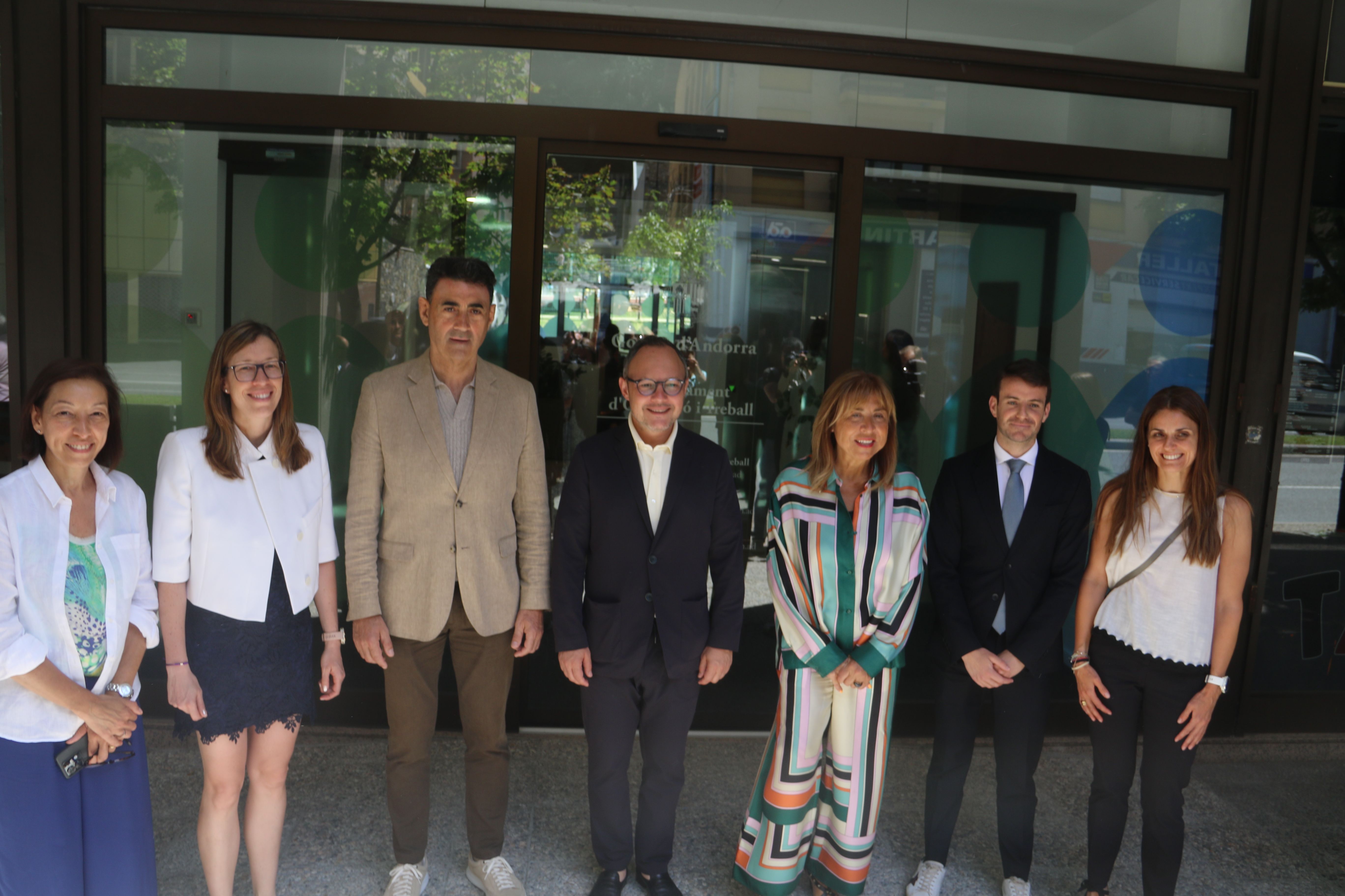 Les autoritats en una foto de grup a l'exterior. Les autoritats en una foto de grup a l'exterior.