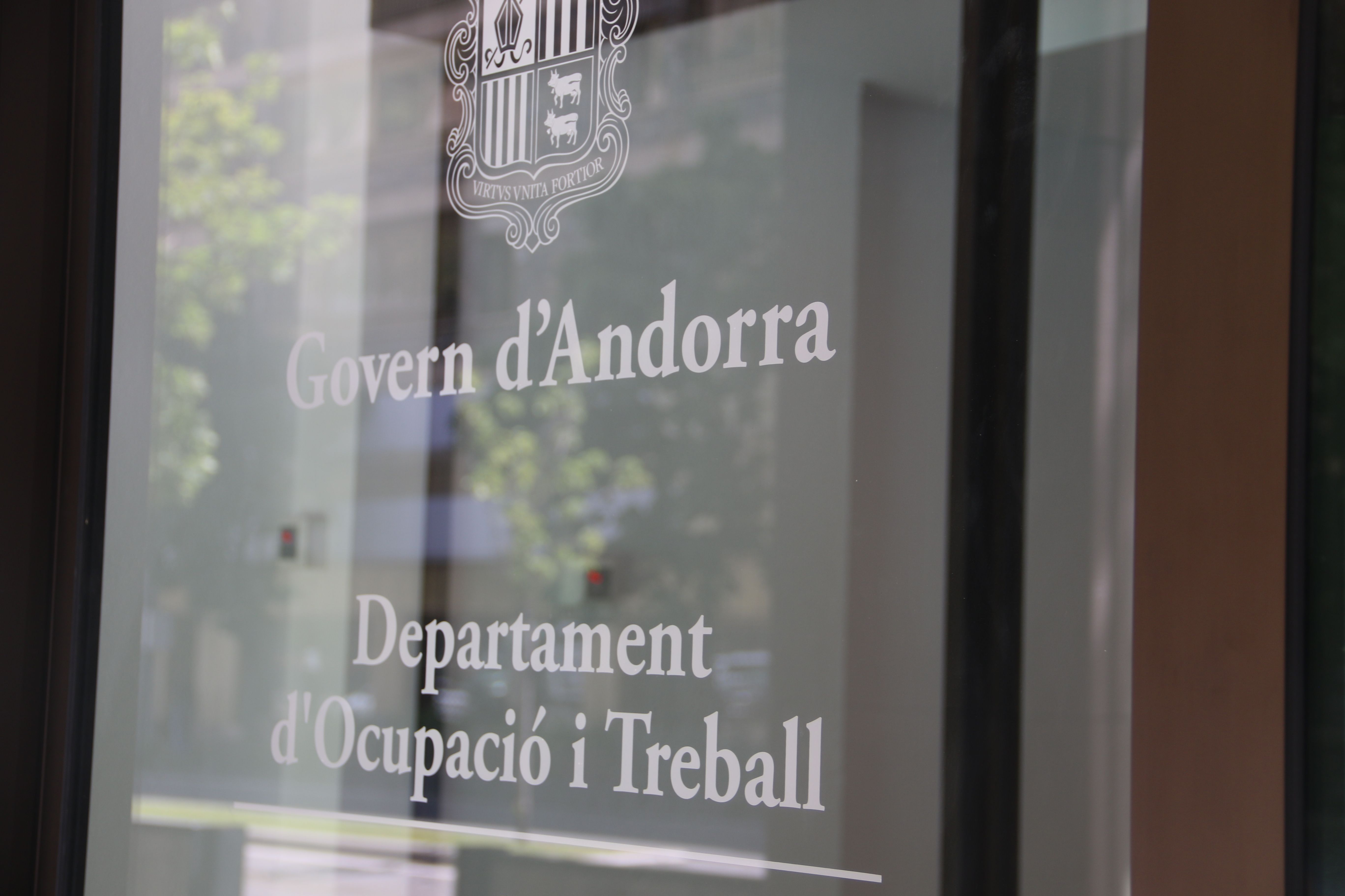La vidriera amb el rètol d'Ocupació i Treball. La vidriera amb el rètol d'Ocupació i Treball.