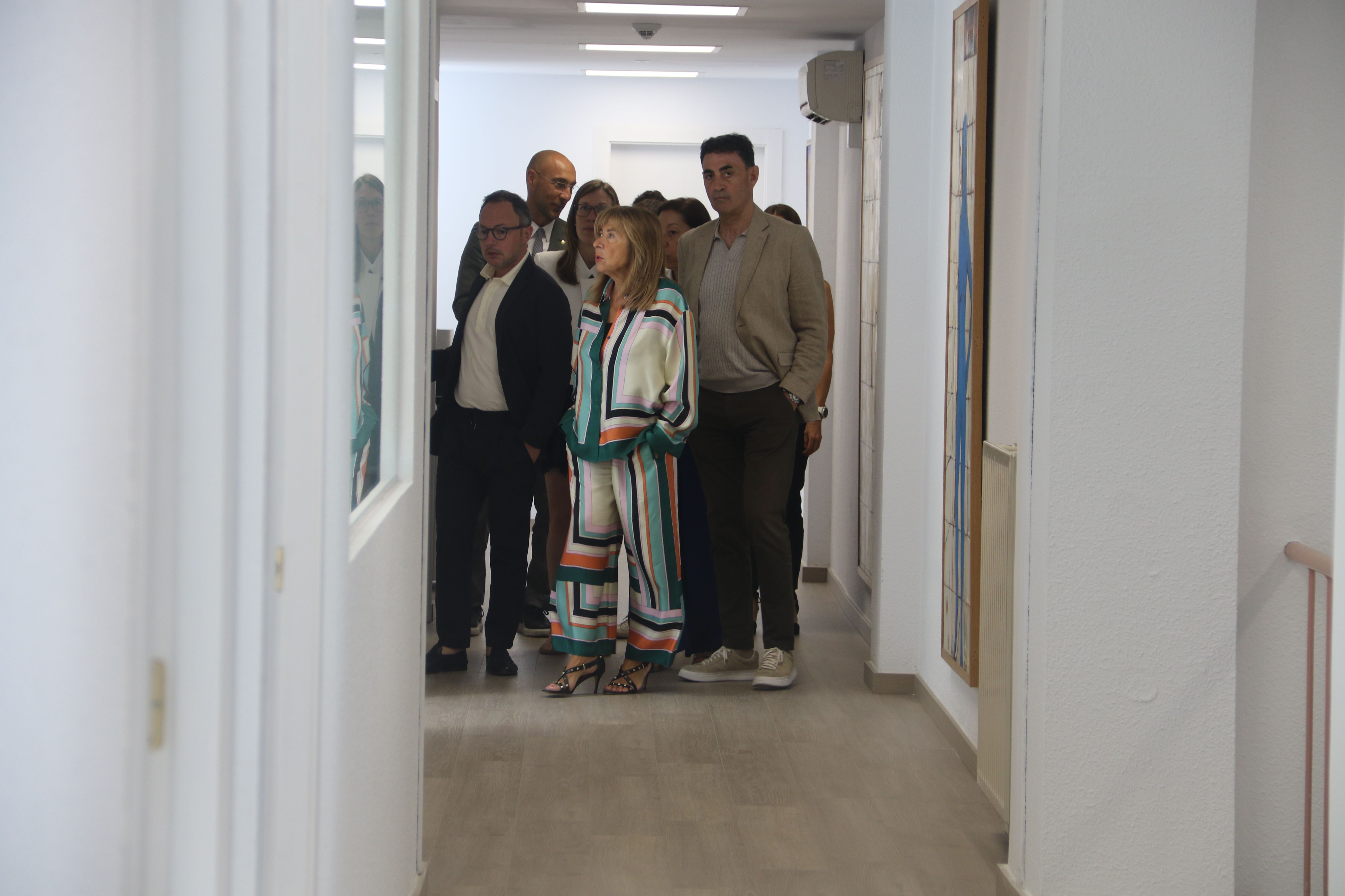 Conxita Marsol amb Xavier Espot i Raul Ferré, entre altres, en la visita a les noves dependències d'Ocupació i Treball.
