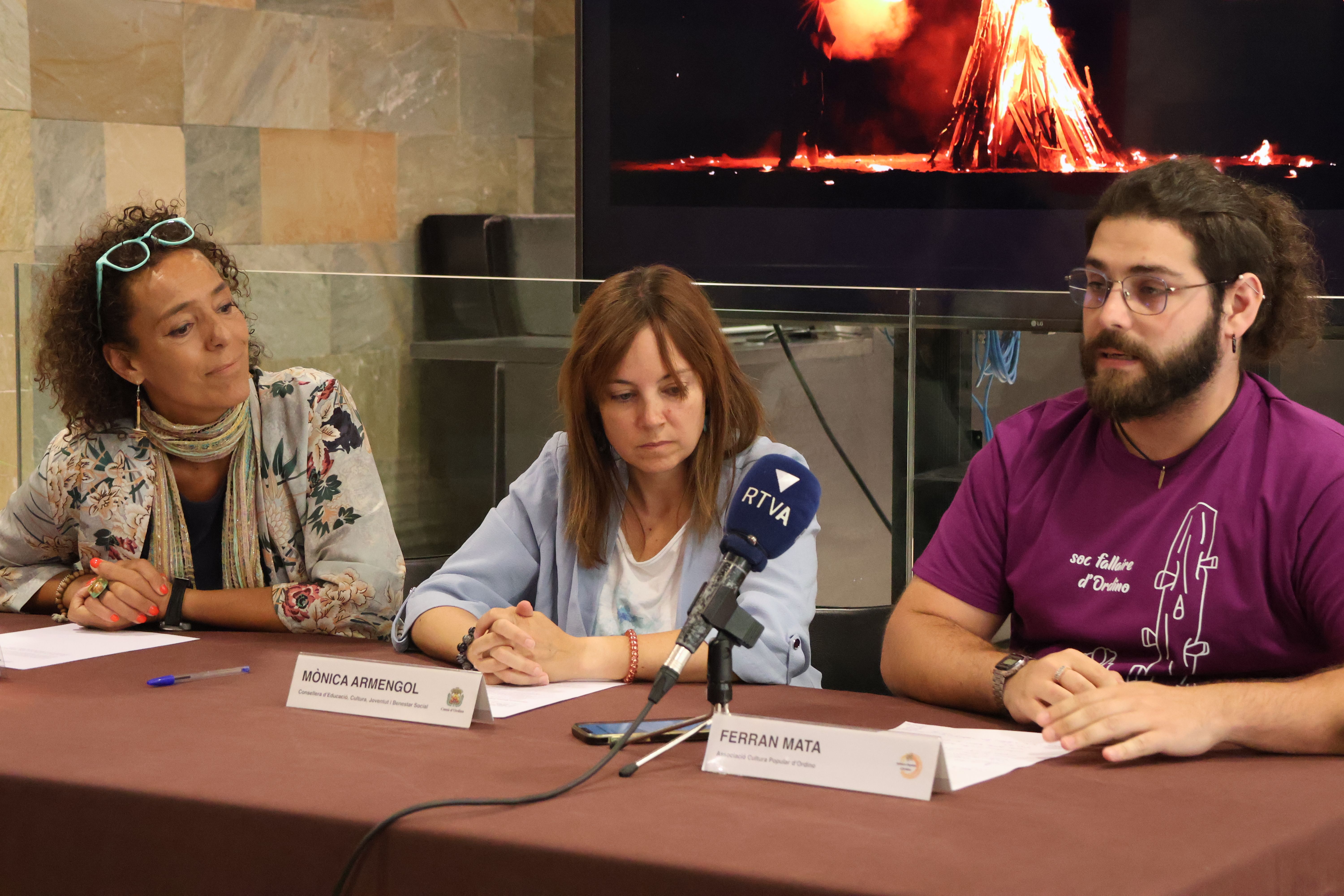 El representant de l’Associació de Cultura Popular d’Ordino, Ferran Mata, la consellera d’educació, Mònica Armengol, i la consellera de comunicació, Meritxell Rabadà.