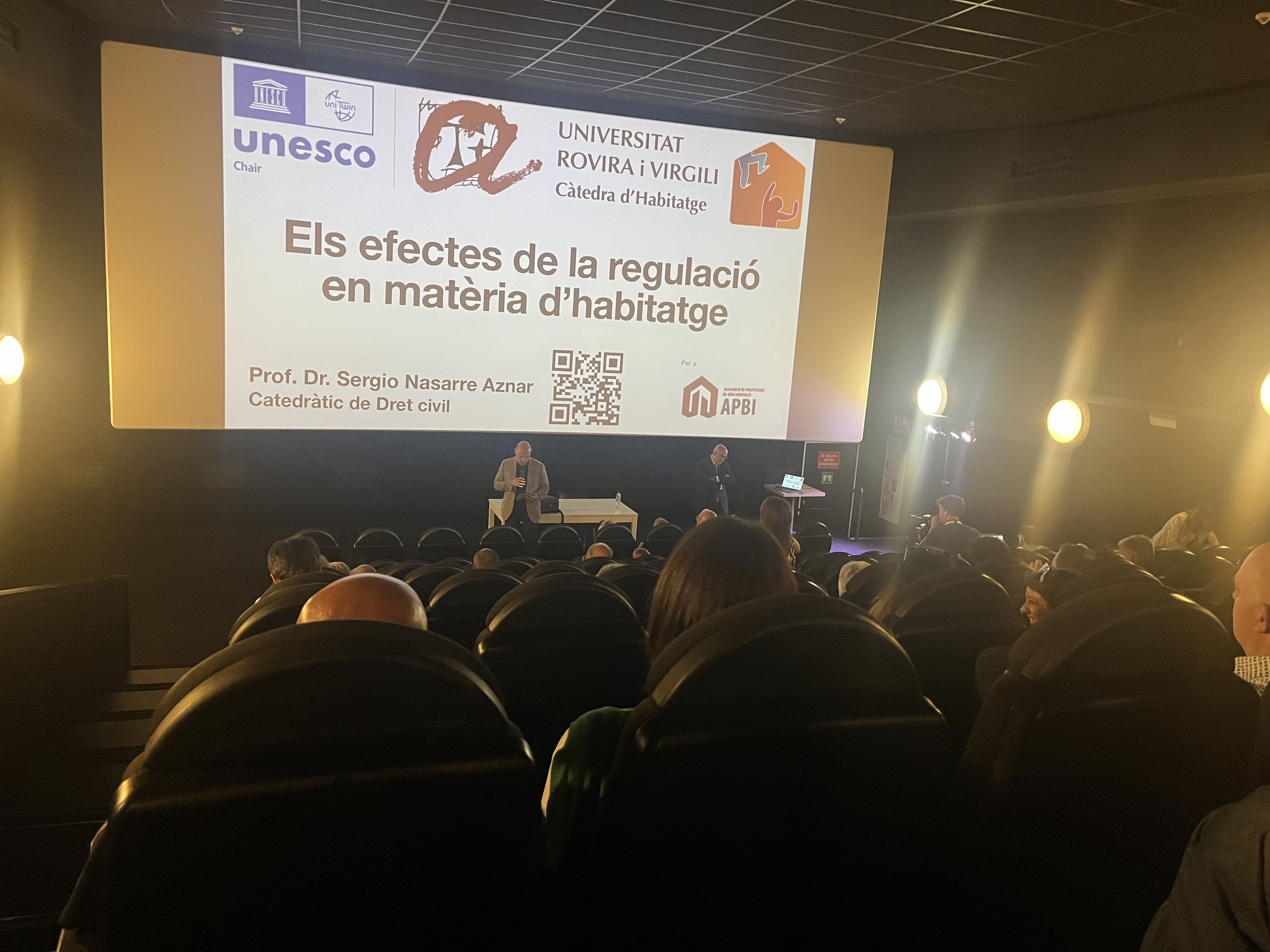 el catedràtic en dret civil, Sergio Nasarre, durant la xerrada als Cinemes Illa Carlemany.