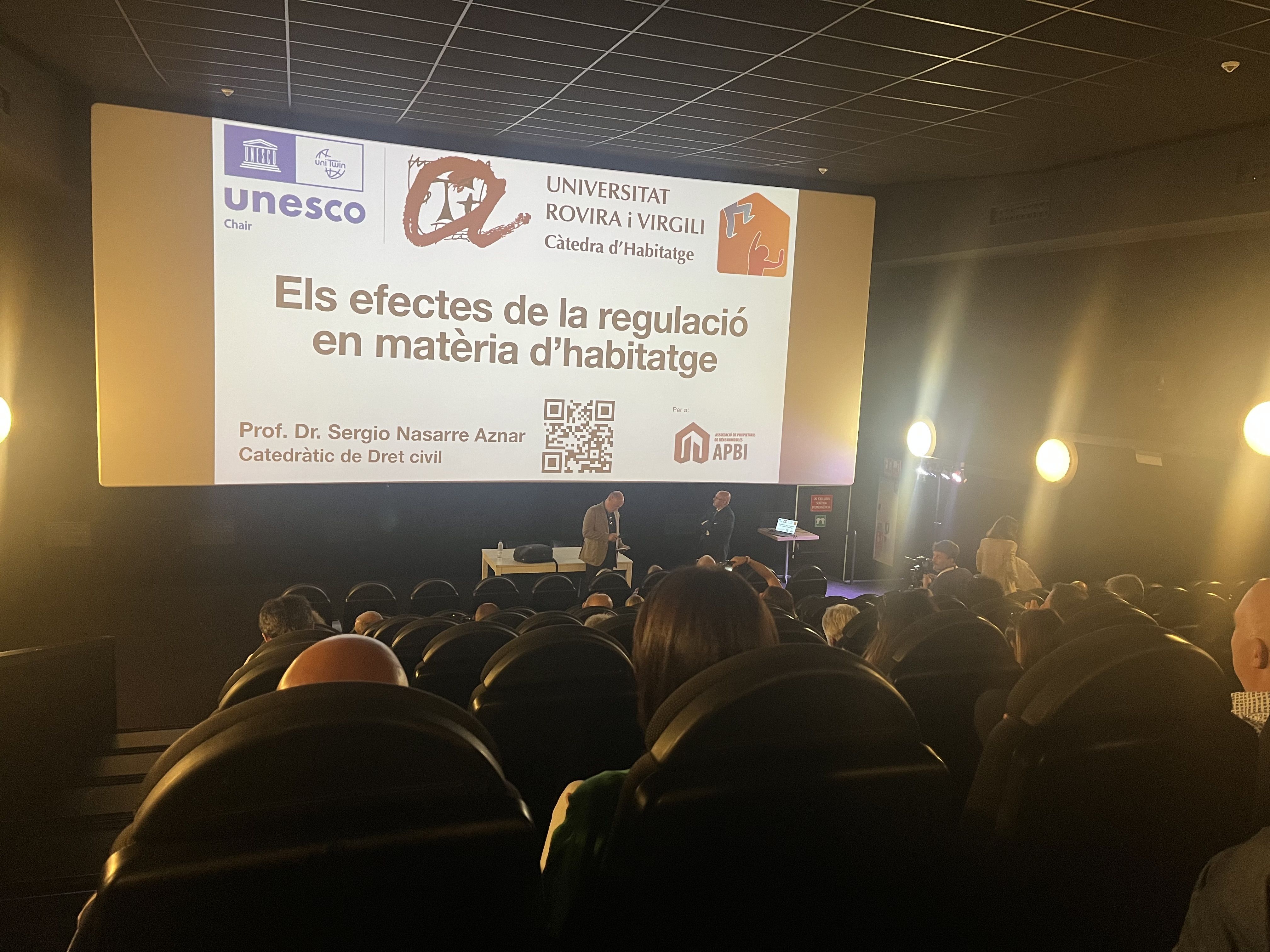 El president de l'APBI, presentant al catedràtic. La portaveu del Sindicat, Rebeca Bonache.