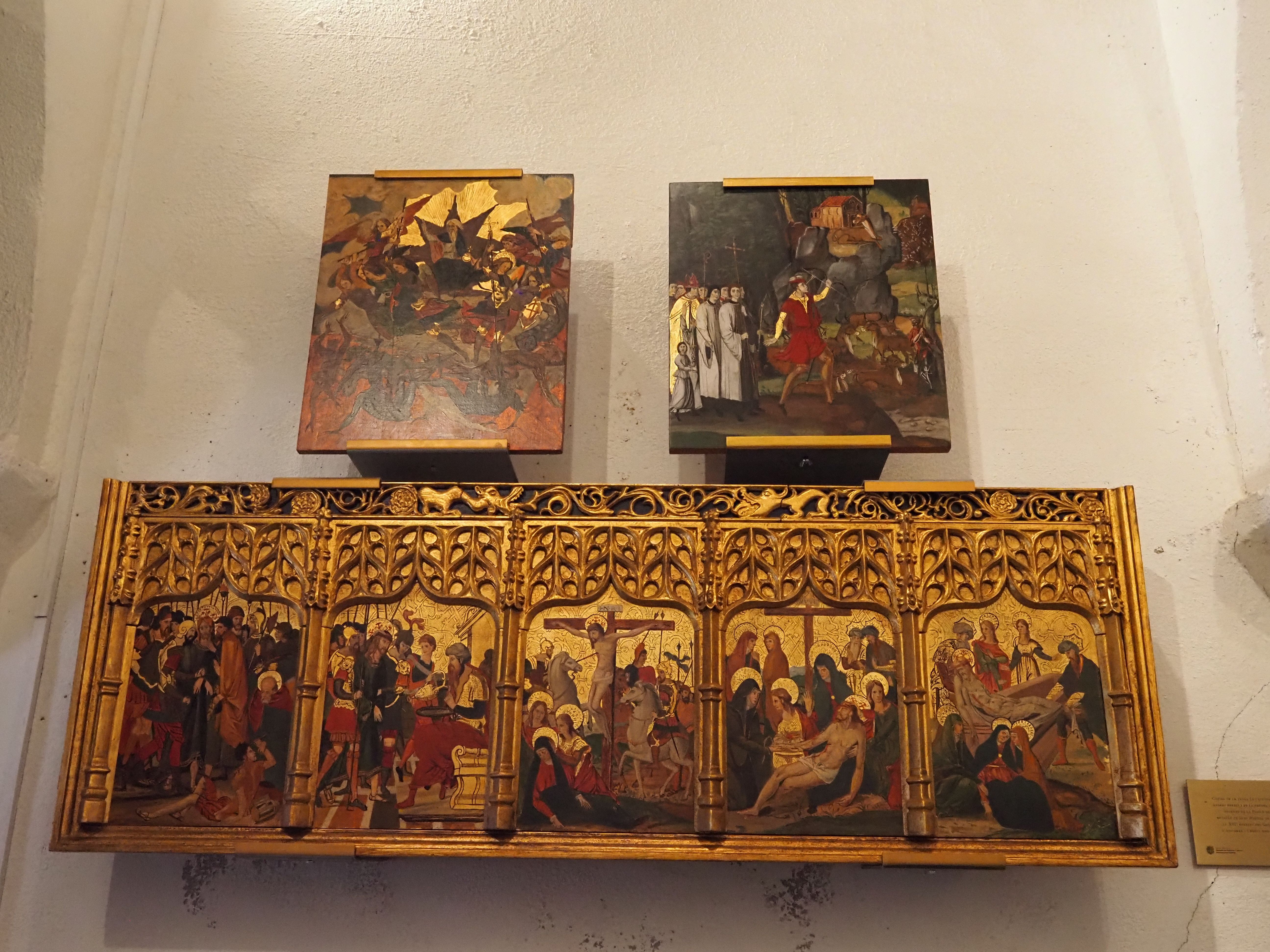 Les còpies conservades del retaule que llueixen a l'església de Sant Miquel de Prats. // M. P. La portaveu del Sindicat, Rebeca Bonache.