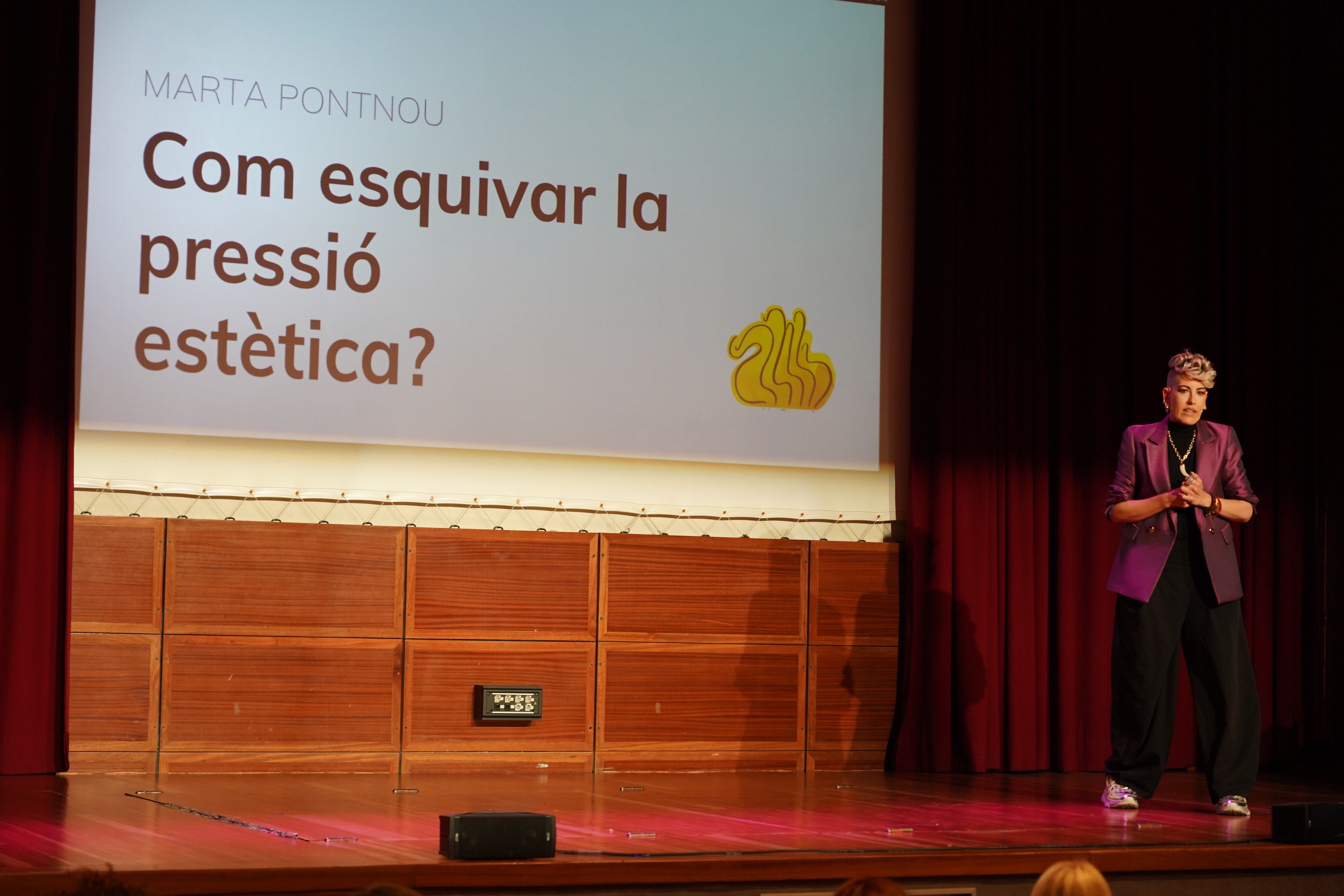 l'ADA ha organitzat la xerrada. La portaveu del Sindicat, Rebeca Bonache.