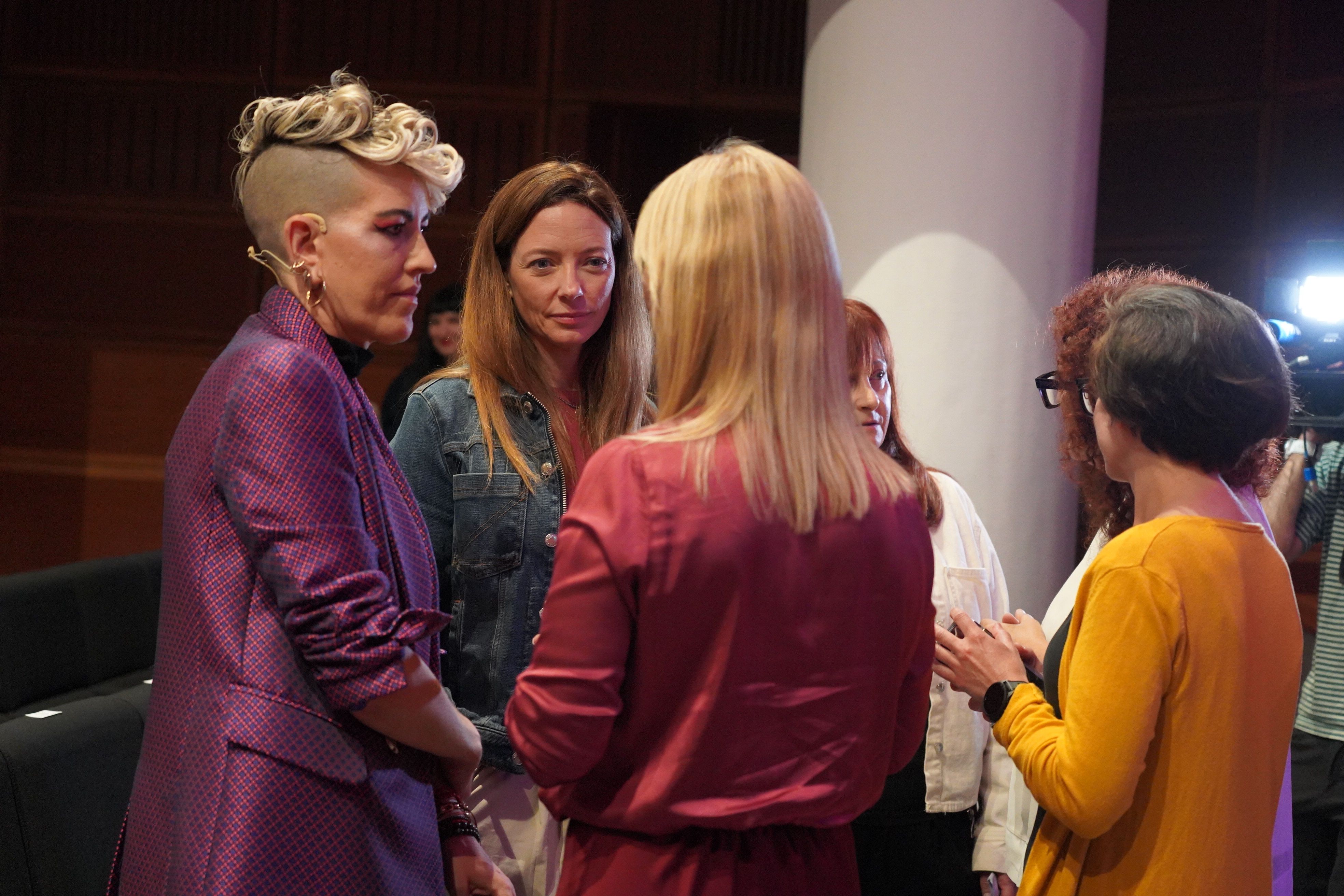 Portnou parlant amb la subsíndica Sandra Codina, la ministra Helena Mas, la consellera Núria Segués, la secretària general de l’Institut de les Dones Judith Pallarés i la presidenta de l’ADA, Elvira Geli. La portaveu del Sindicat, Rebeca Bonache.