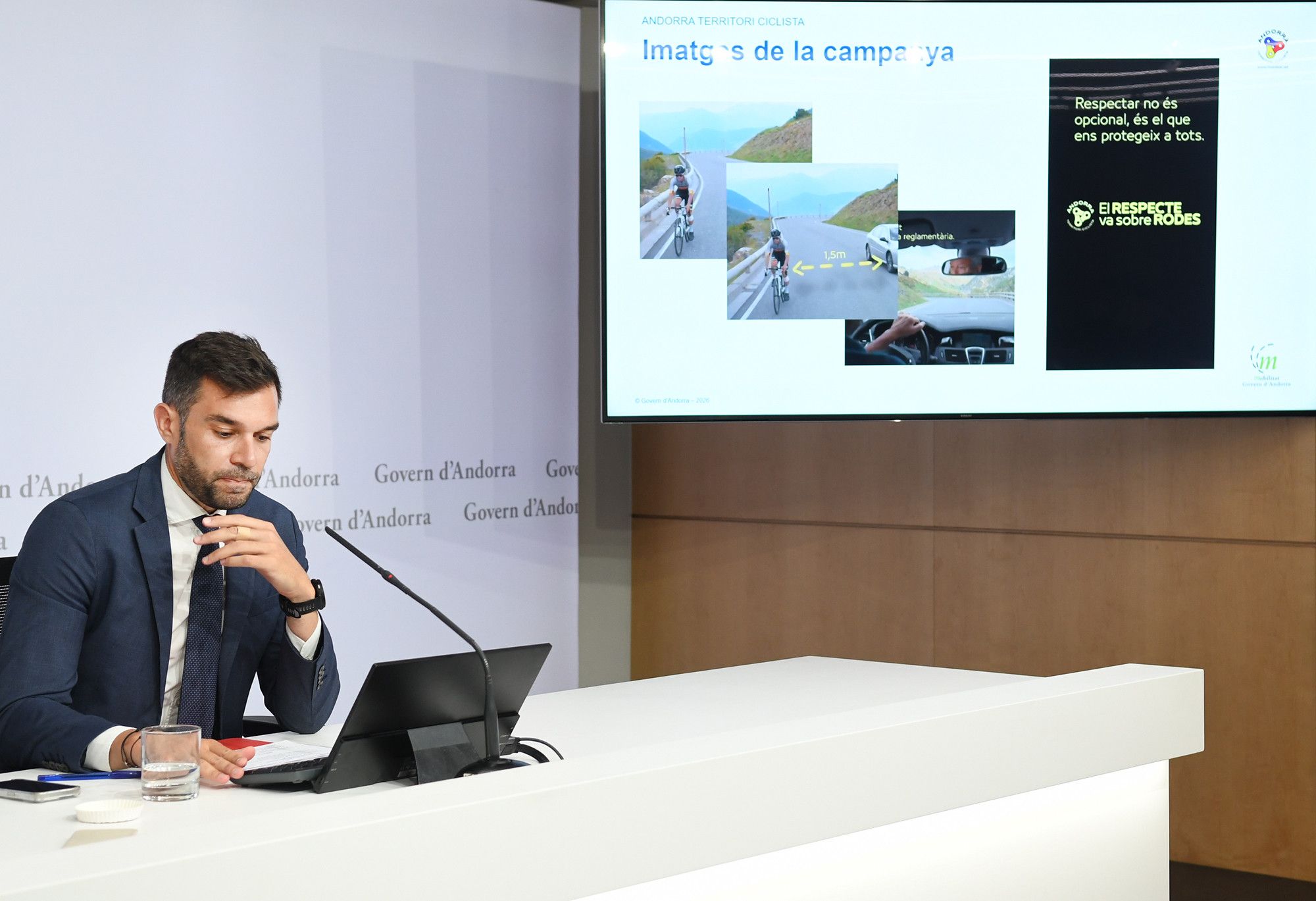 El secretari d'Estat de Transports i Mobilitat, David Forné, passant les imatges de la nova campanya.