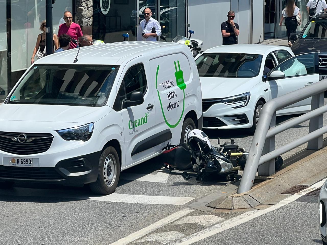 La moto a terra, fruit de l'accident. La moto a terra, fruit de l'accident.