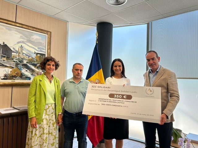 La corporació comunal lliura a AUTEA 350 euros recaptats de circuit solidari del Projecte Lúdic Canillo.